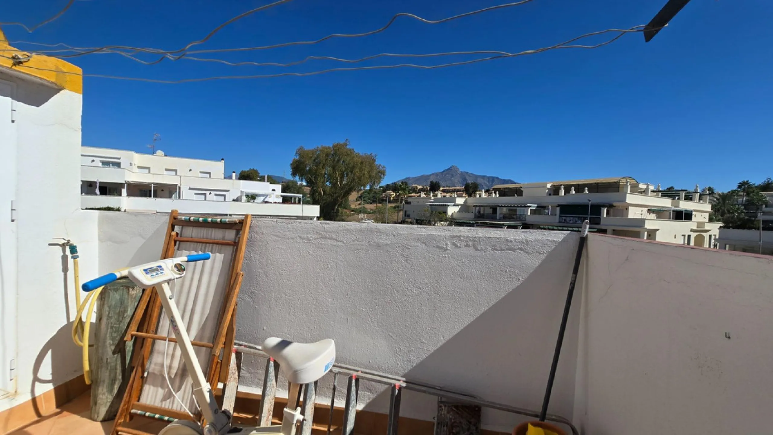Charming three-storey Andalusian-style townhouse, located in a privileged and rapidly growing area of Marbella, between Marbella and San Pedro de Alcántara.