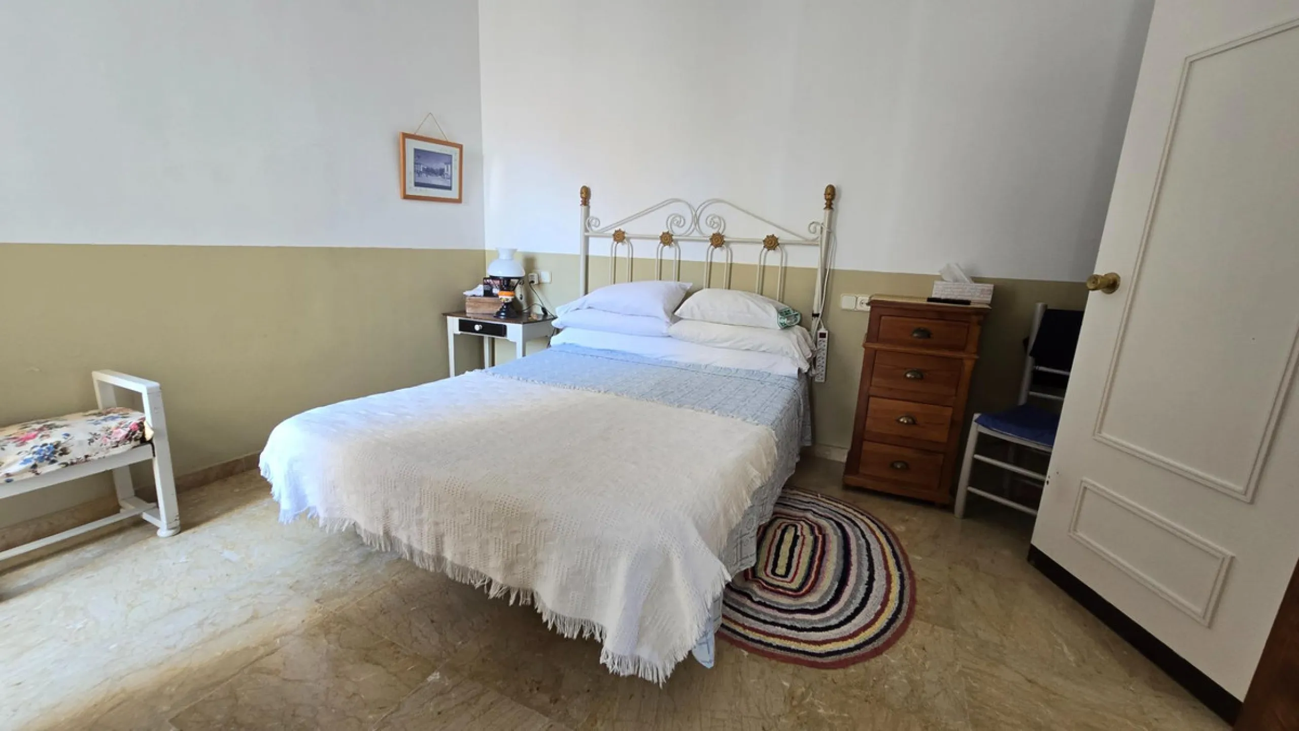 Charming three-storey Andalusian-style townhouse, located in a privileged and rapidly growing area of Marbella, between Marbella and San Pedro de Alcántara.