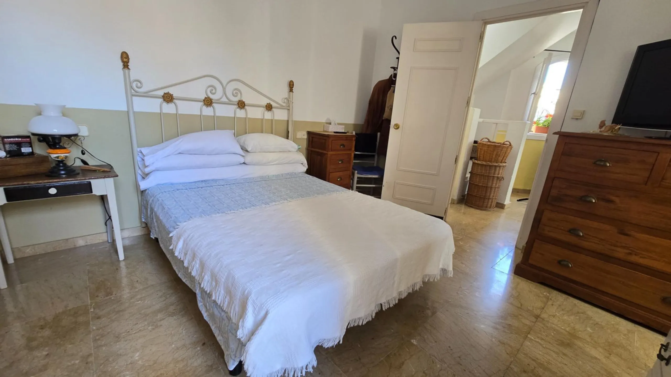 Charming three-storey Andalusian-style townhouse, located in a privileged and rapidly growing area of Marbella, between Marbella and San Pedro de Alcántara.