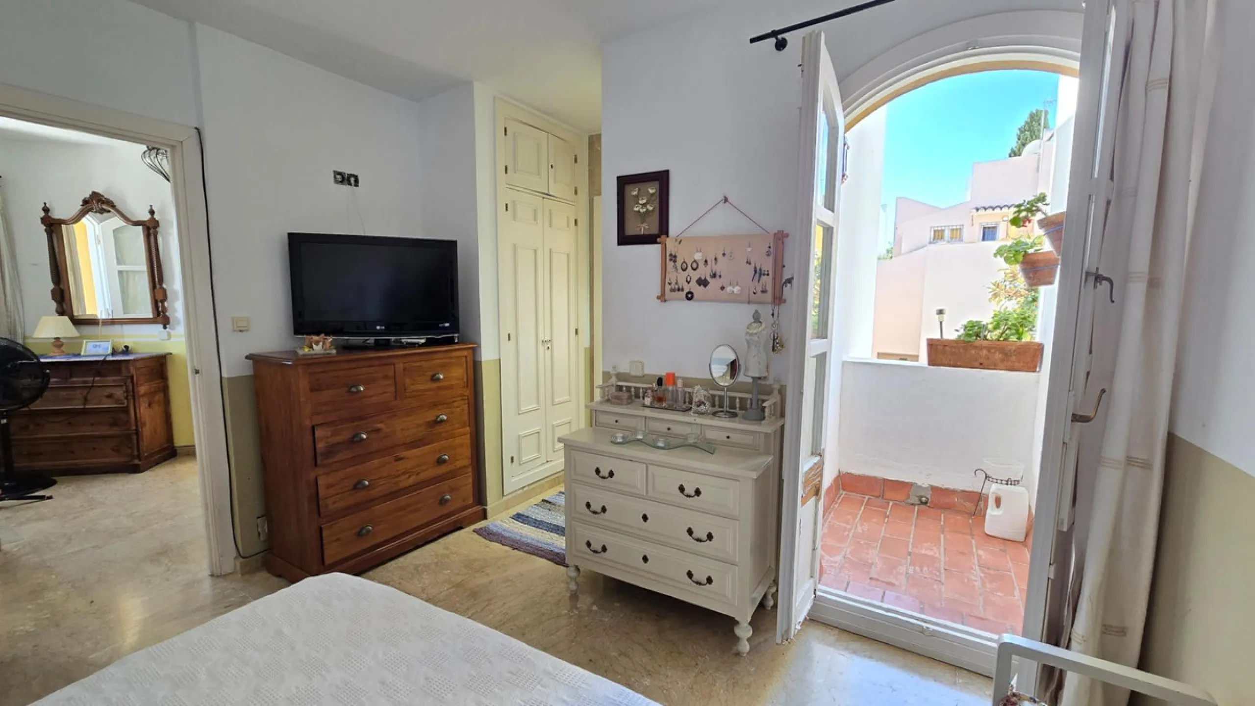 Charming three-storey Andalusian-style townhouse, located in a privileged and rapidly growing area of Marbella, between Marbella and San Pedro de Alcántara.