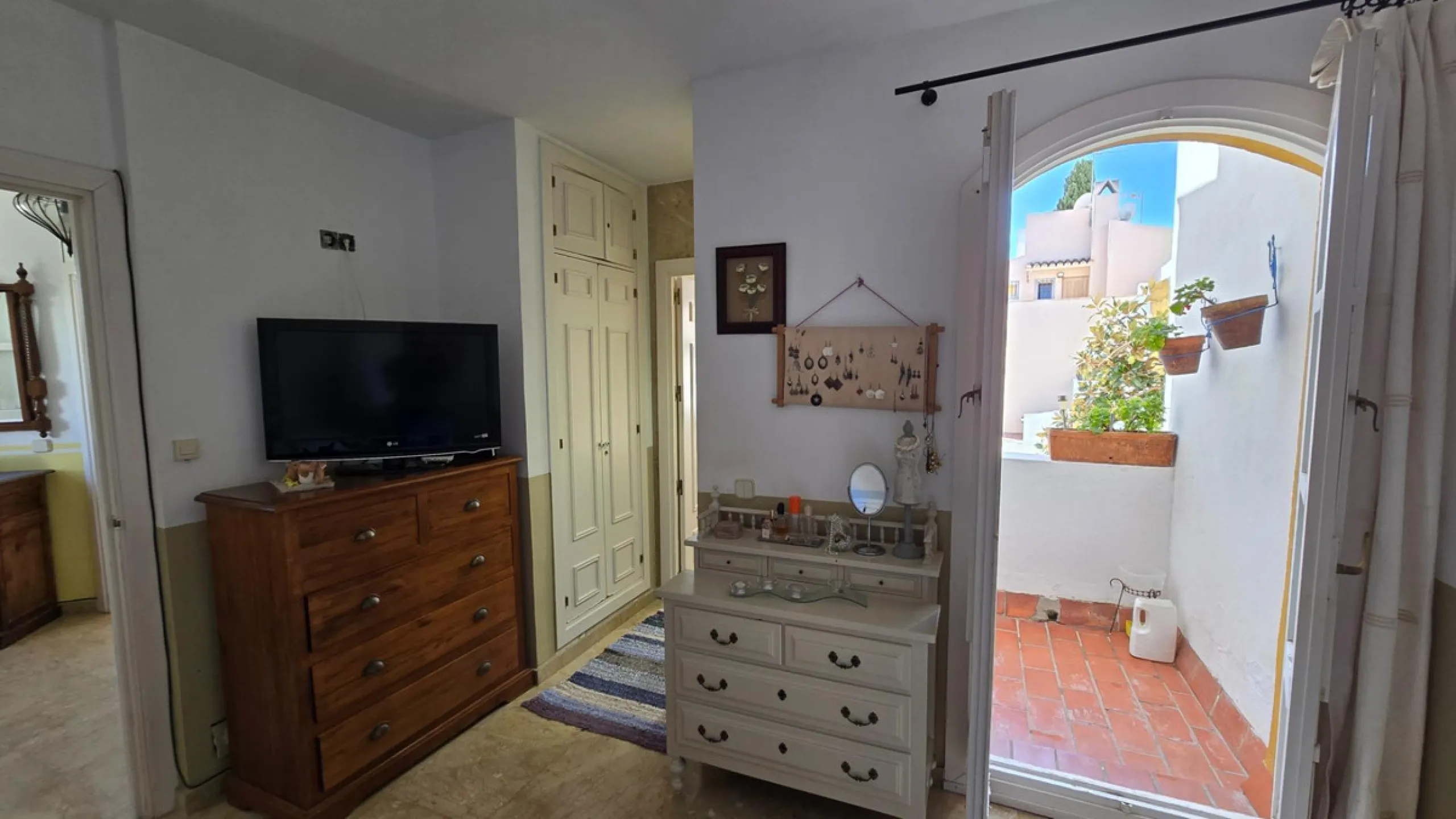 Charming three-storey Andalusian-style townhouse, located in a privileged and rapidly growing area of Marbella, between Marbella and San Pedro de Alcántara.