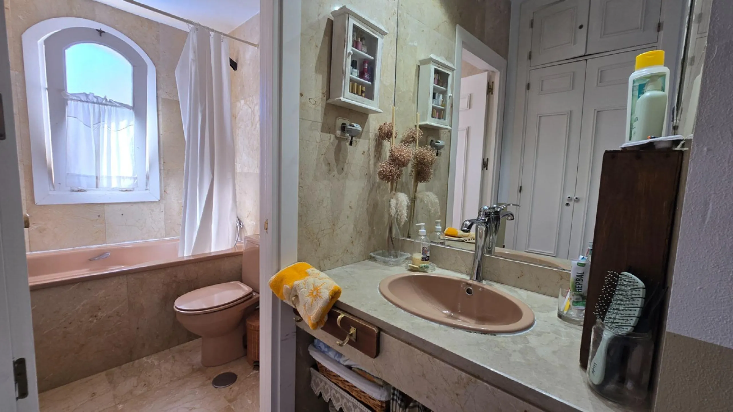 Charming three-storey Andalusian-style townhouse, located in a privileged and rapidly growing area of Marbella, between Marbella and San Pedro de Alcántara.