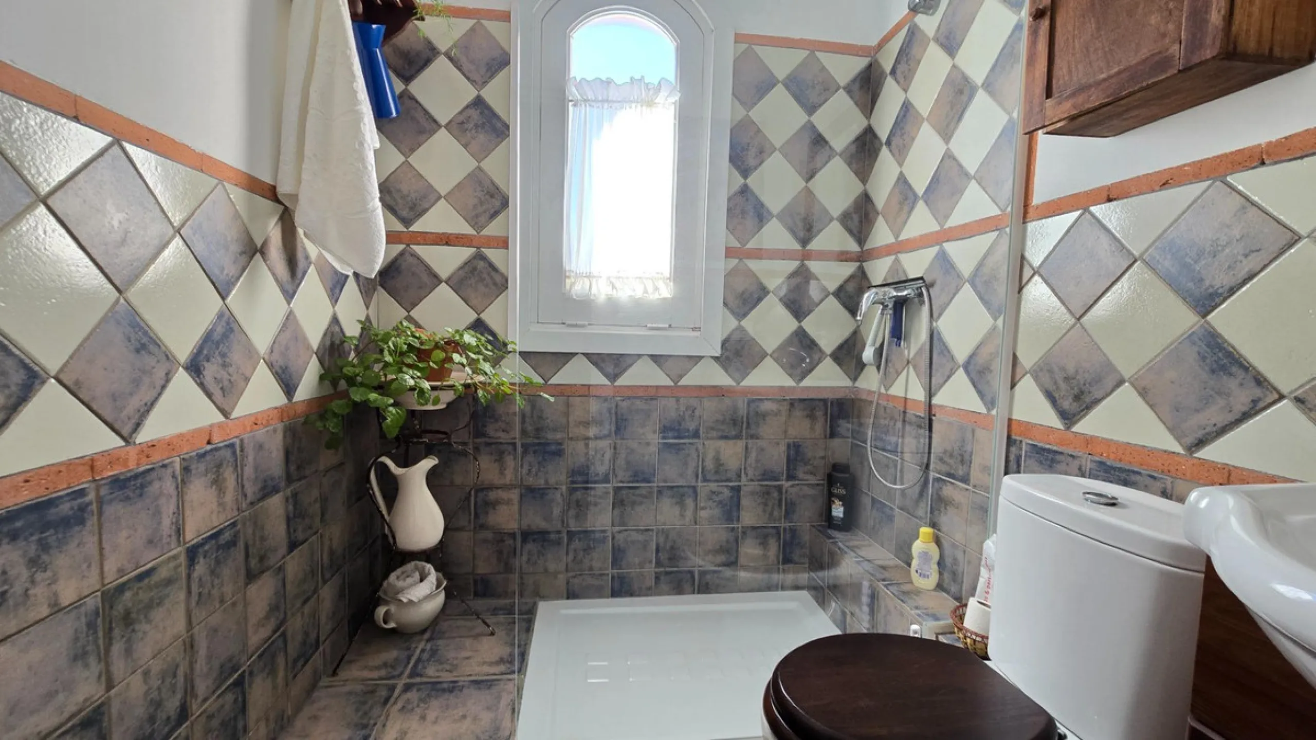 Charming three-storey Andalusian-style townhouse, located in a privileged and rapidly growing area of Marbella, between Marbella and San Pedro de Alcántara.
