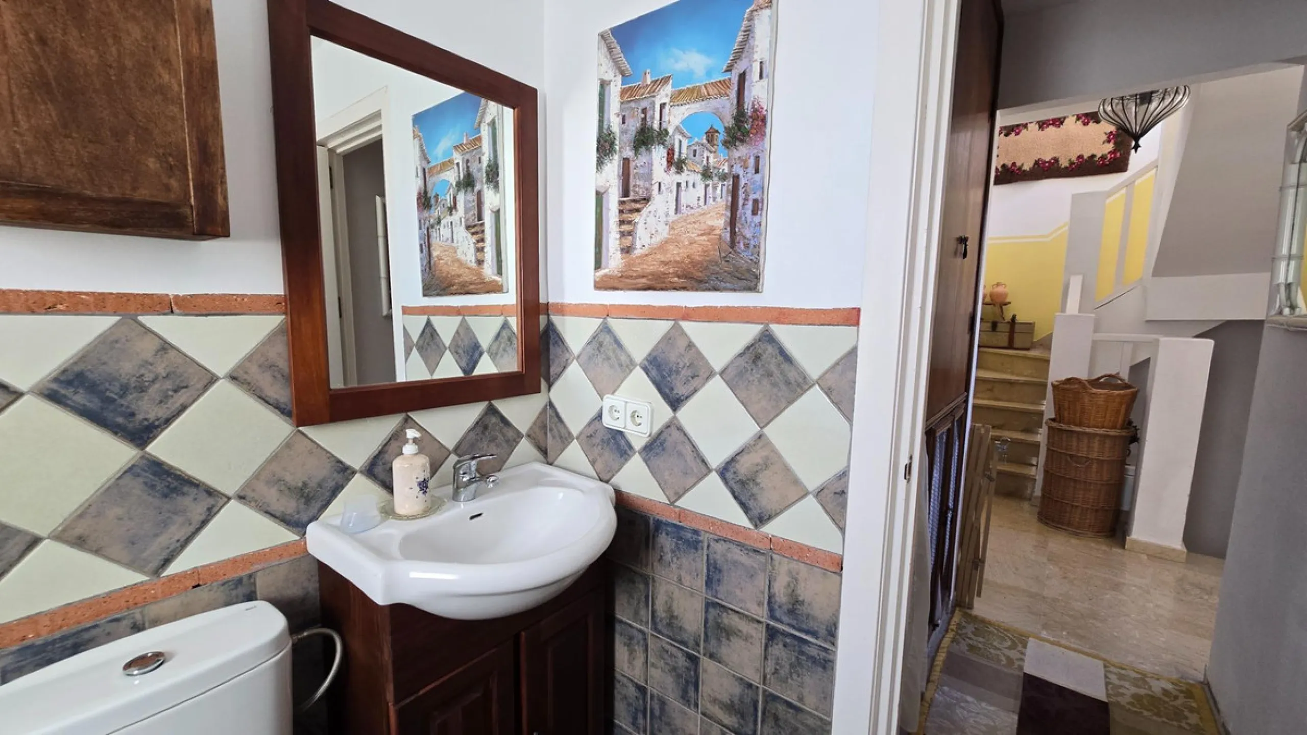Charming three-storey Andalusian-style townhouse, located in a privileged and rapidly growing area of Marbella, between Marbella and San Pedro de Alcántara.