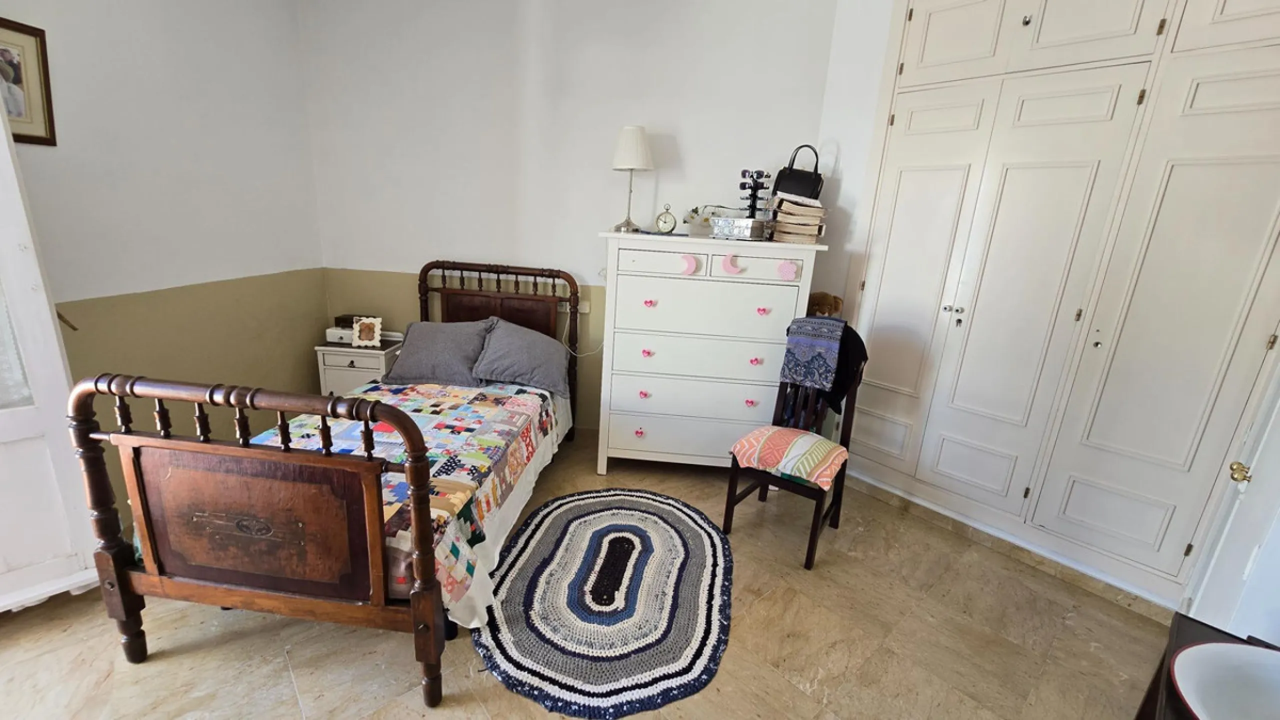 Charming three-storey Andalusian-style townhouse, located in a privileged and rapidly growing area of Marbella, between Marbella and San Pedro de Alcántara.