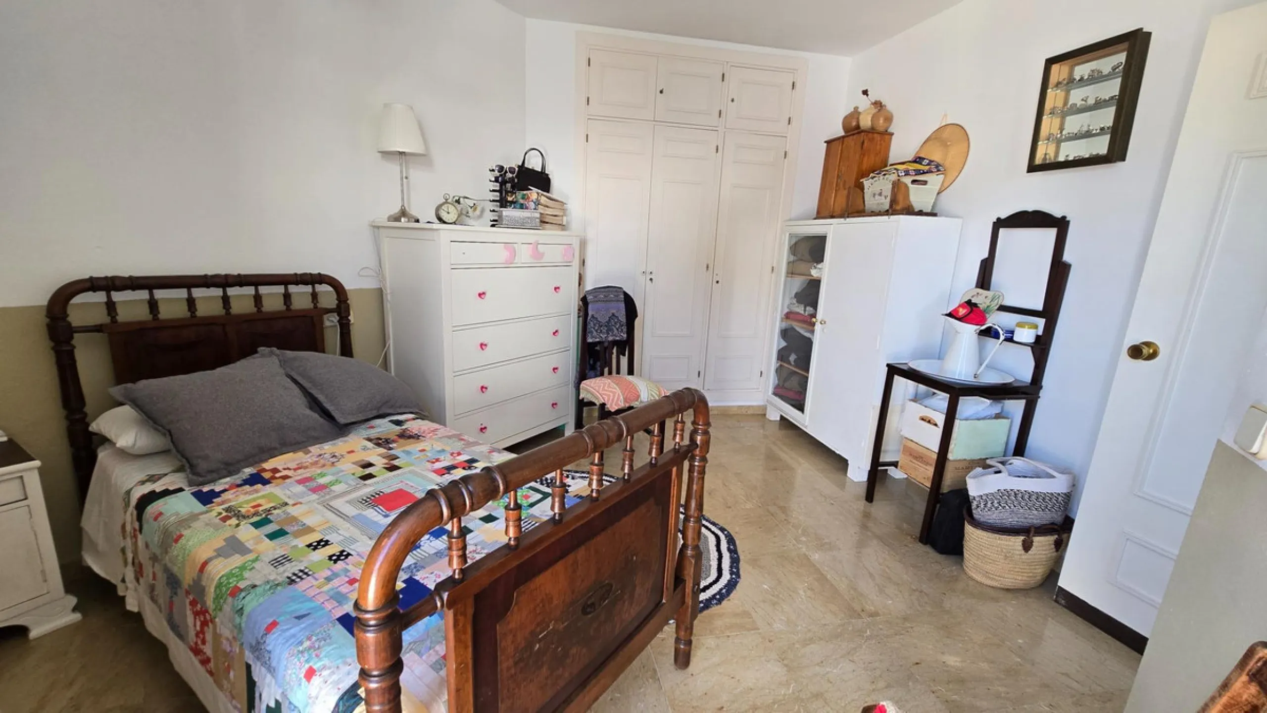 Charming three-storey Andalusian-style townhouse, located in a privileged and rapidly growing area of Marbella, between Marbella and San Pedro de Alcántara.