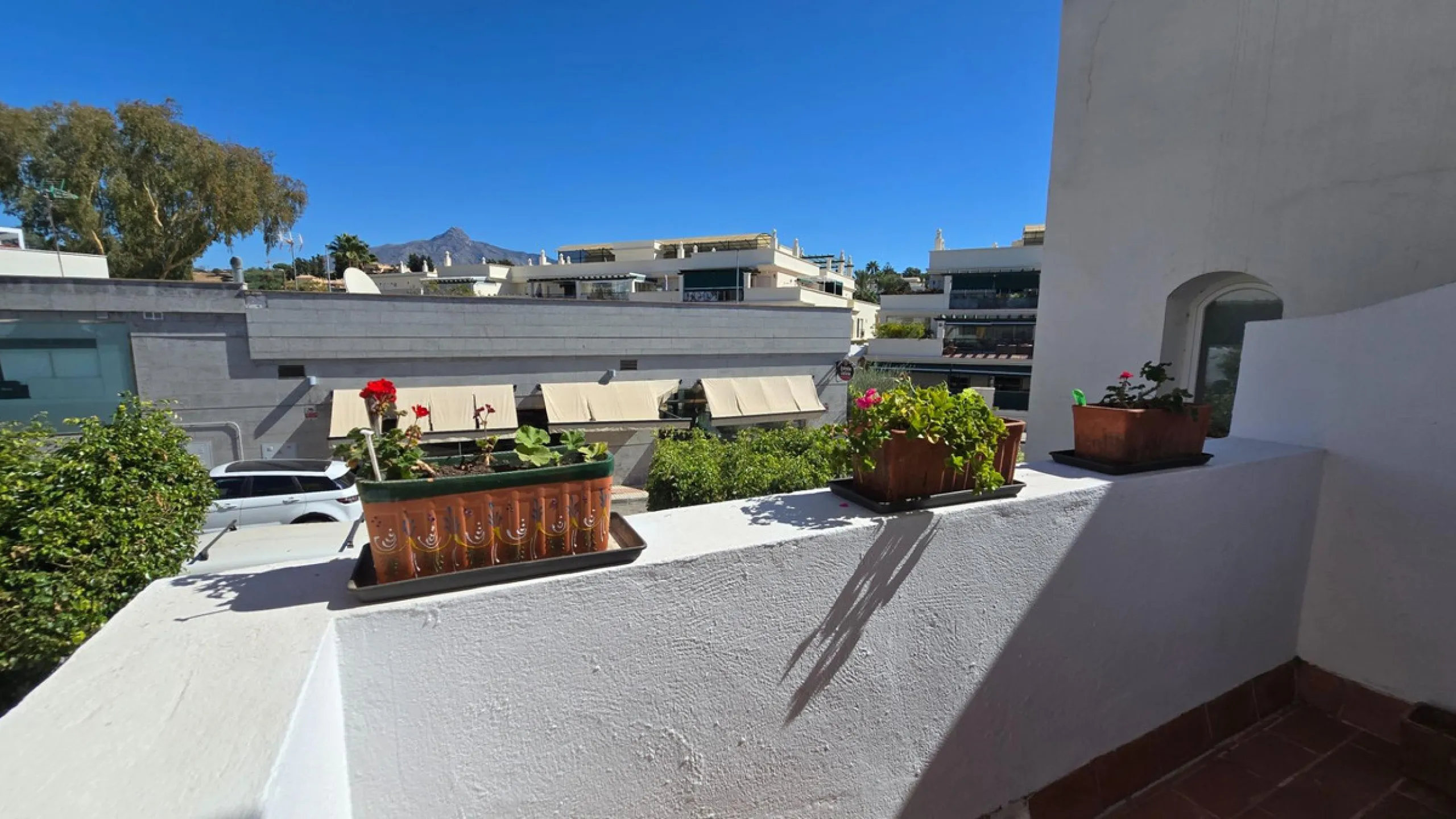 Charming three-storey Andalusian-style townhouse, located in a privileged and rapidly growing area of Marbella, between Marbella and San Pedro de Alcántara.