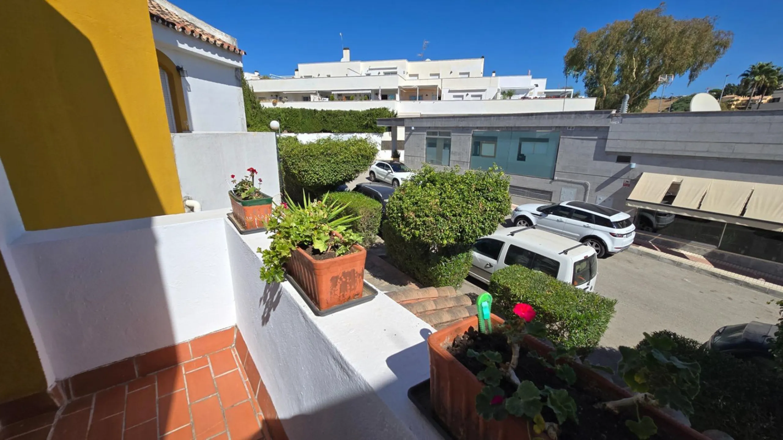 Charming three-storey Andalusian-style townhouse, located in a privileged and rapidly growing area of Marbella, between Marbella and San Pedro de Alcántara.