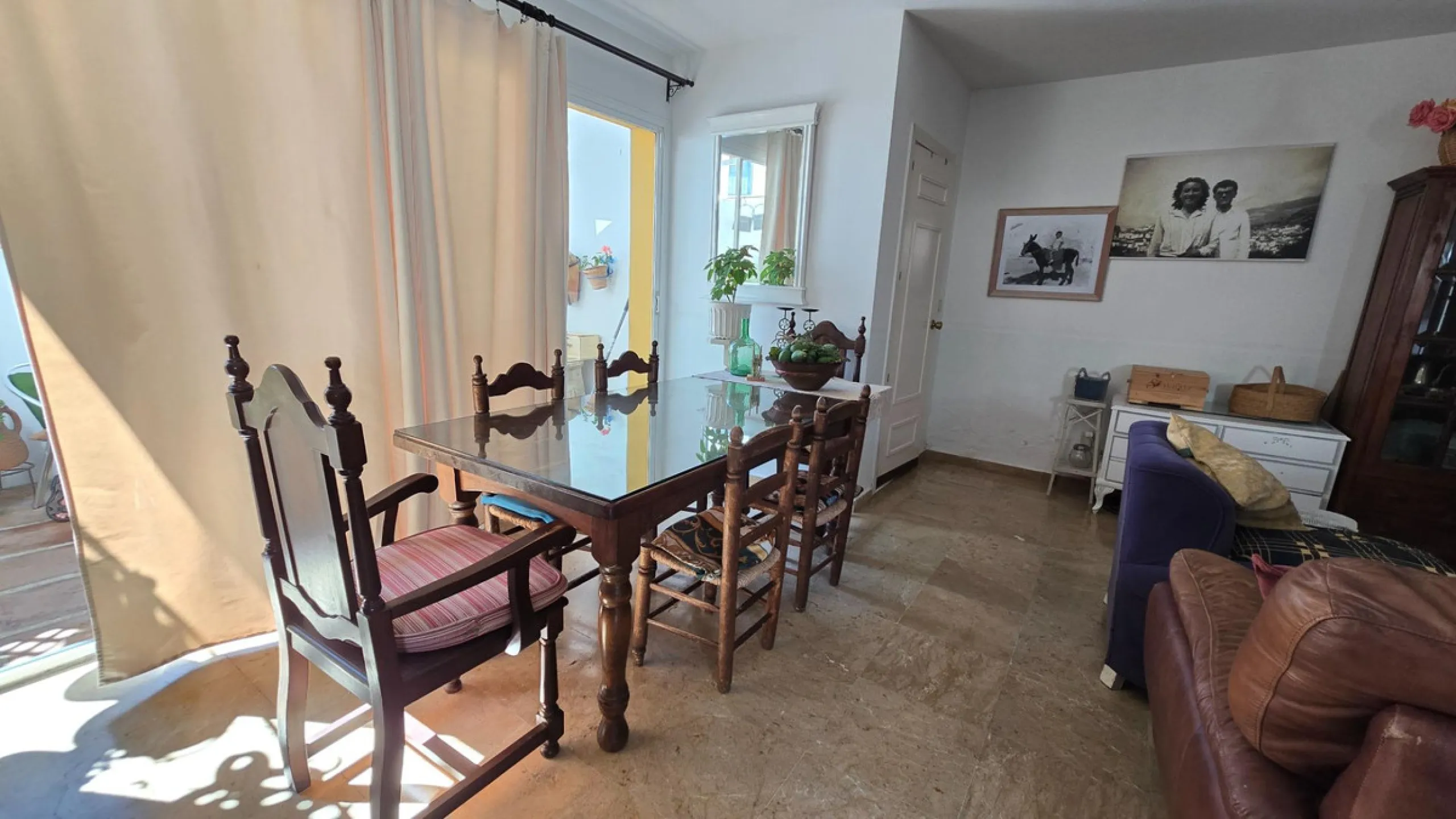 Charming three-storey Andalusian-style townhouse, located in a privileged and rapidly growing area of Marbella, between Marbella and San Pedro de Alcántara.