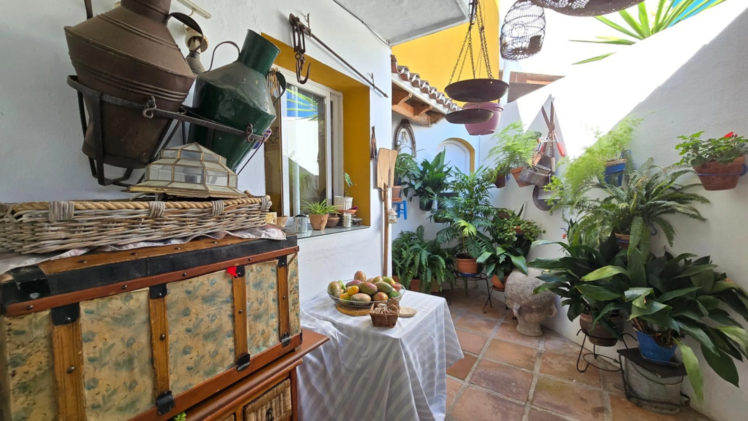 Charming three-storey Andalusian-style townhouse, located in a privileged and rapidly growing area of Marbella, between Marbella and San Pedro de Alcántara.