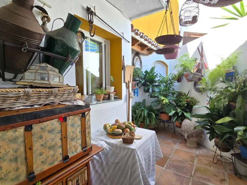 Charming three-storey Andalusian-style townhouse, located in a privileged and rapidly growing area of Marbella, between Marbella and San Pedro de Alcántara.