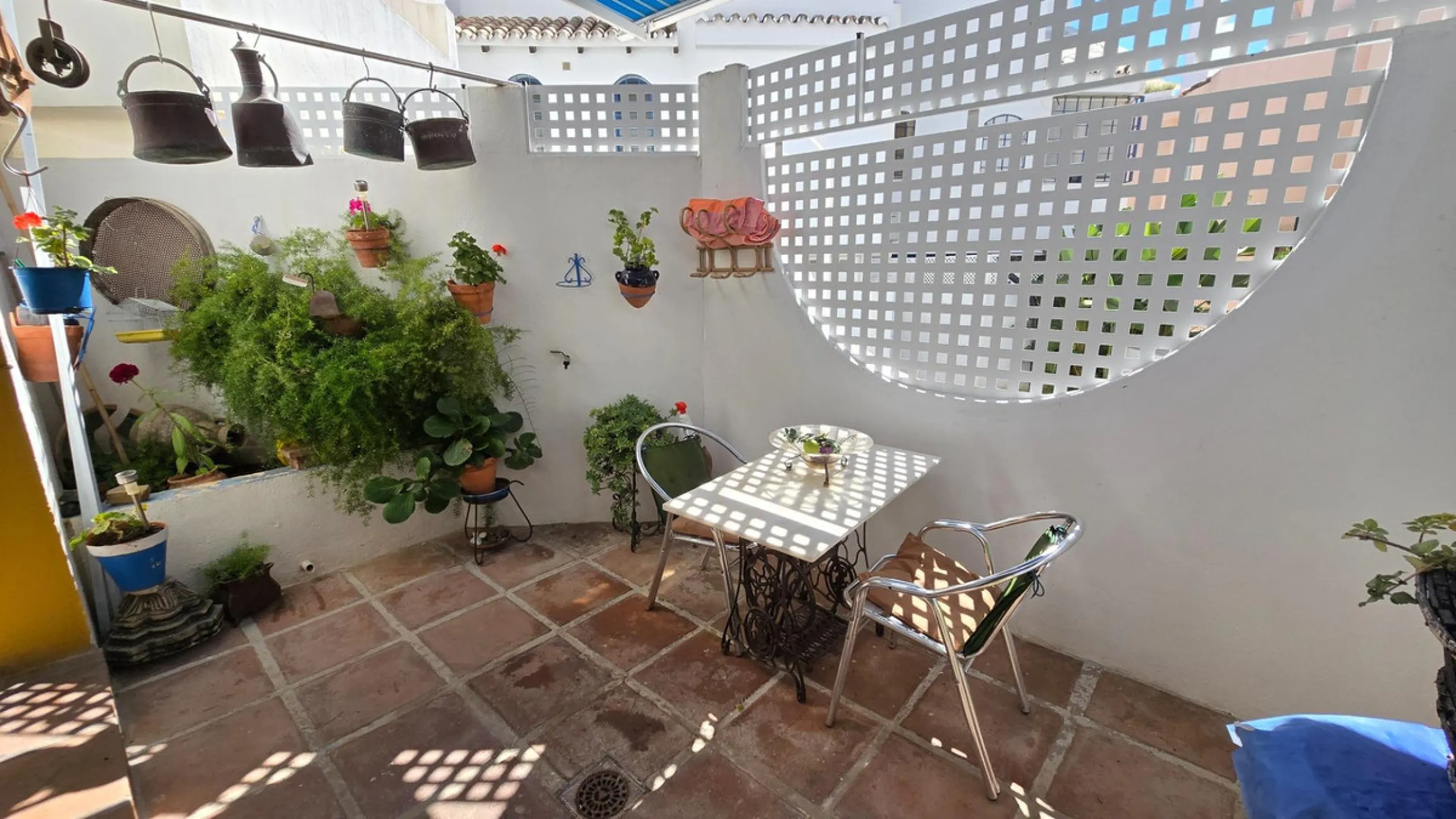 Charming three-storey Andalusian-style townhouse, located in a privileged and rapidly growing area of Marbella, between Marbella and San Pedro de Alcántara.