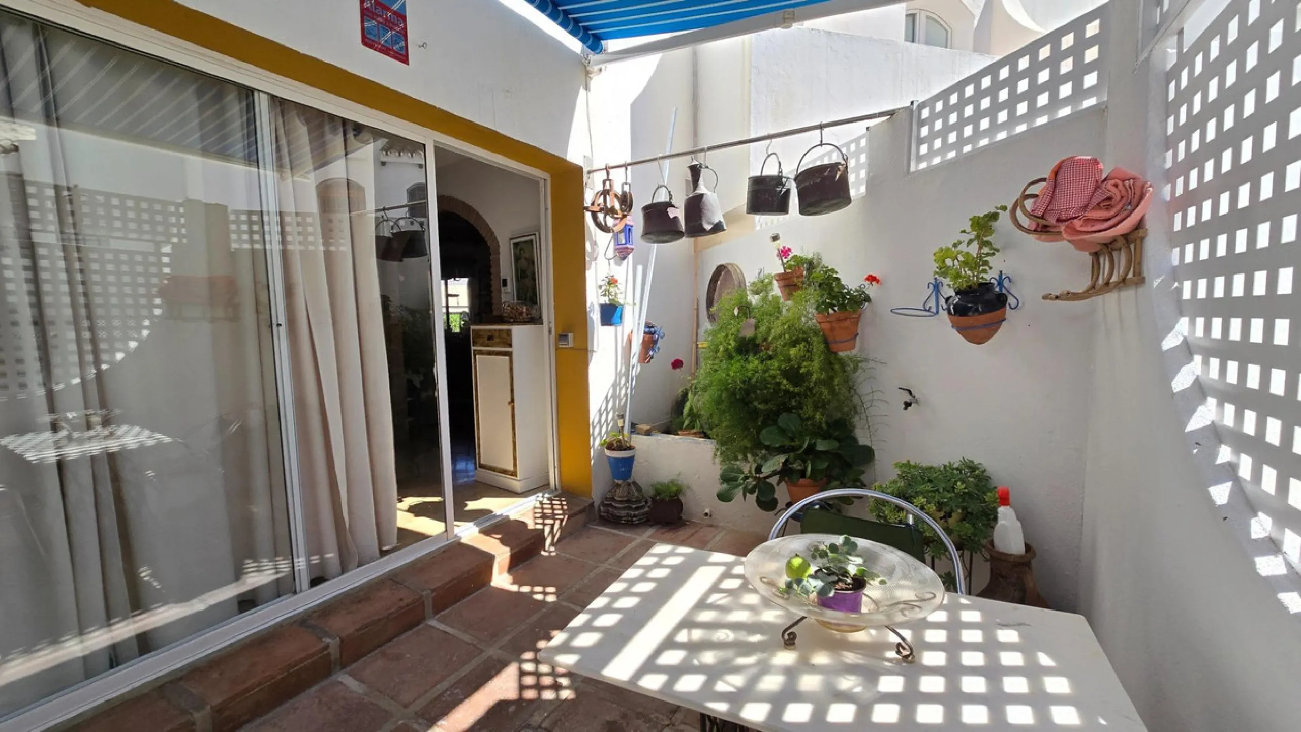 Charming three-storey Andalusian-style townhouse, located in a privileged and rapidly growing area of Marbella, between Marbella and San Pedro de Alcántara.