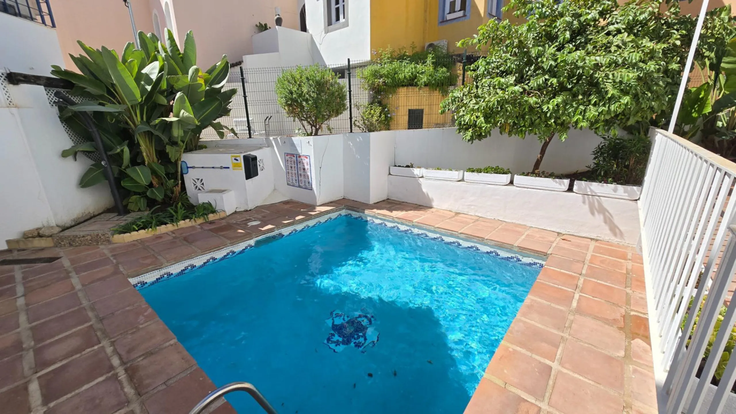 Charming three-storey Andalusian-style townhouse, located in a privileged and rapidly growing area of Marbella, between Marbella and San Pedro de Alcántara.