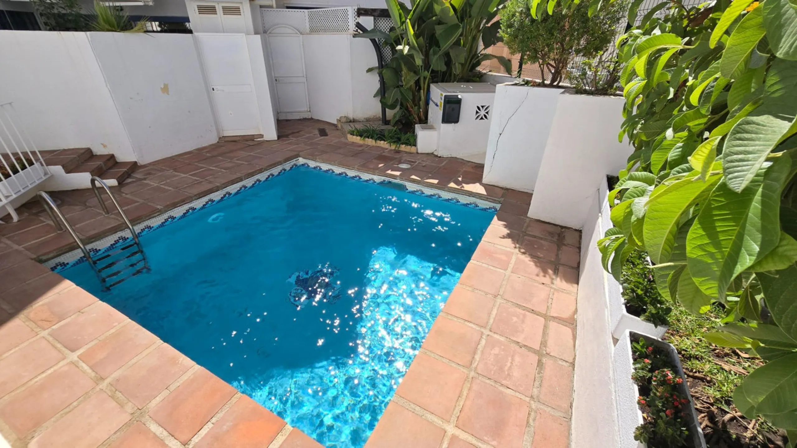 Charming three-storey Andalusian-style townhouse, located in a privileged and rapidly growing area of Marbella, between Marbella and San Pedro de Alcántara.