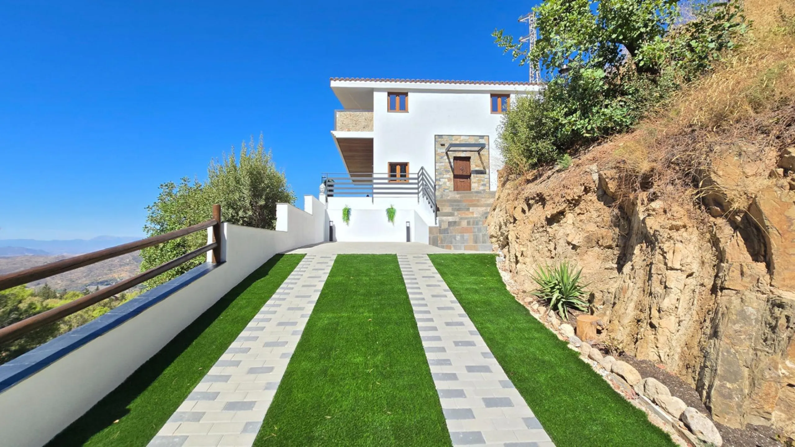 Located in a unique enclave within a protected natural reserve, this 4-bedroom villa offers the best panoramic view of Málaga, with the peace of mind knowing that nothing can ever be built around it. Just 8 minutes from the city center, it combines the be
