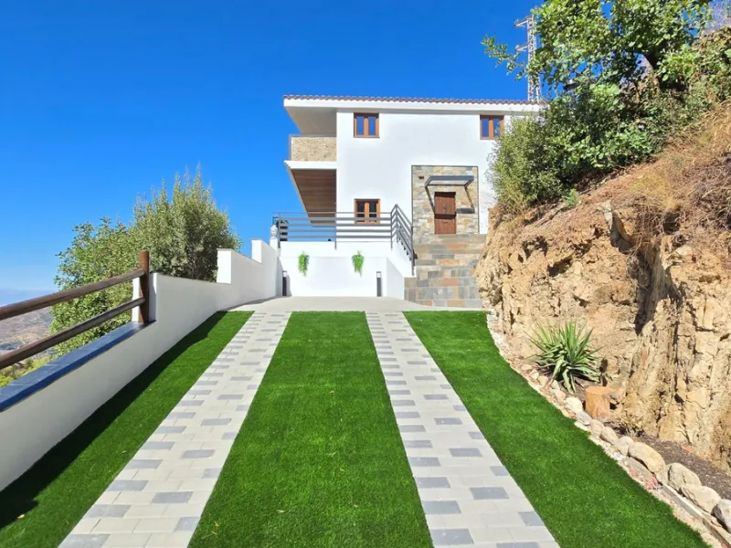 Located in a unique enclave within a protected natural reserve, this 4-bedroom villa offers the best panoramic view of Málaga, with the peace of mind knowing that nothing can ever be built around it. Just 8 minutes from the city center, it combines the be
