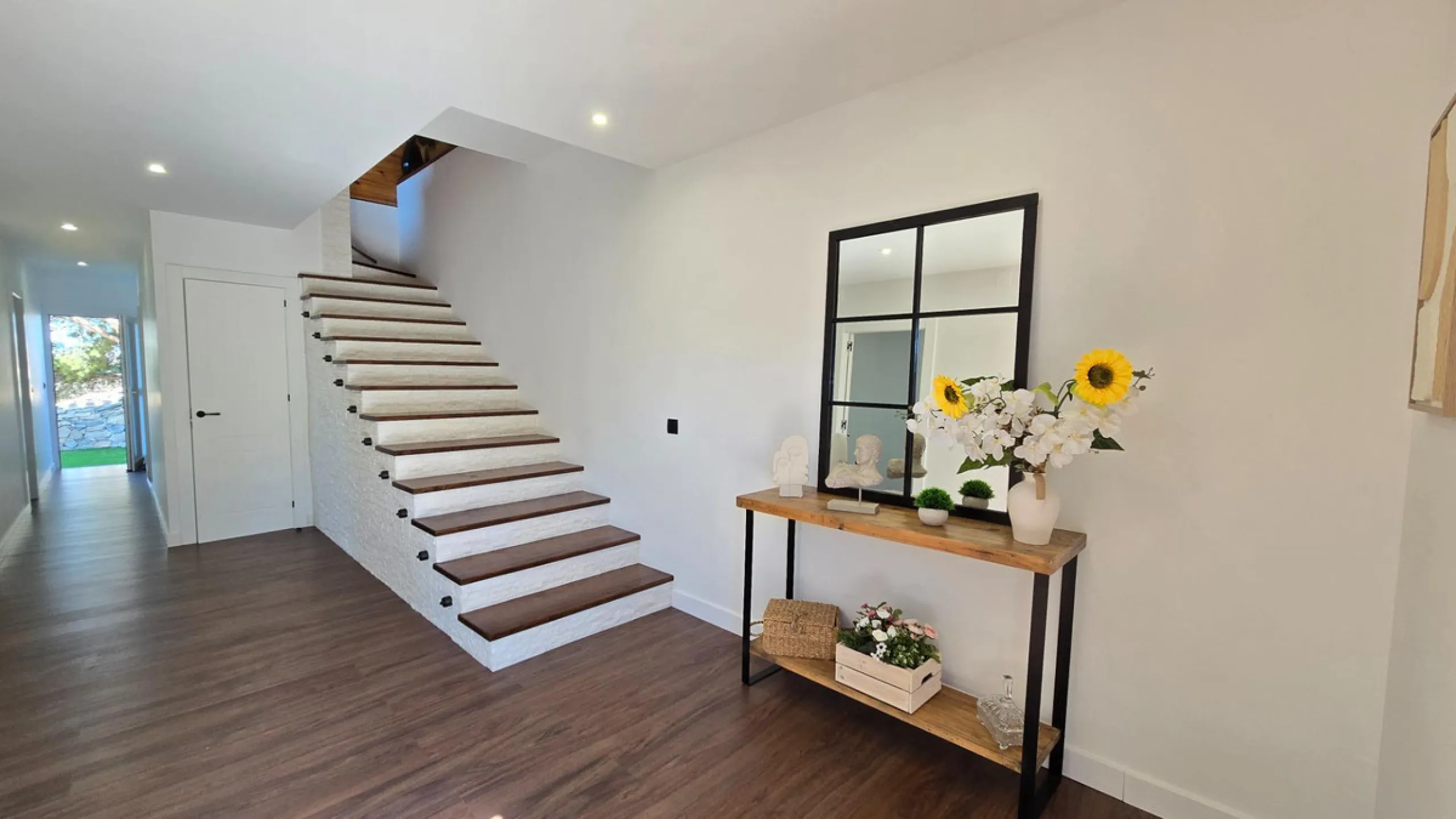 Located in a unique enclave within a protected natural reserve, this 4-bedroom villa offers the best panoramic view of Málaga, with the peace of mind knowing that nothing can ever be built around it. Just 8 minutes from the city center, it combines the be