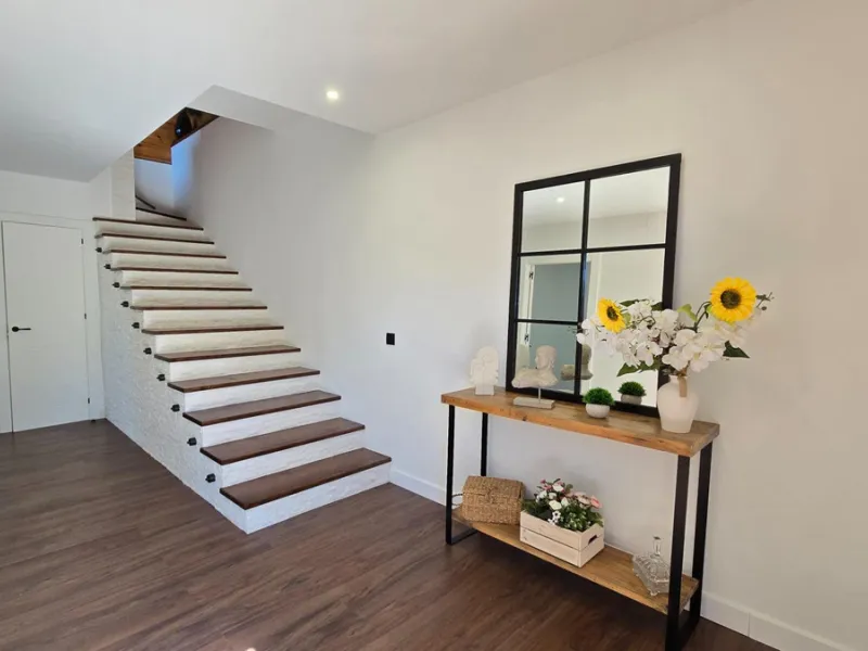 Located in a unique enclave within a protected natural reserve, this 4-bedroom villa offers the best panoramic view of Málaga, with the peace of mind knowing that nothing can ever be built around it. Just 8 minutes from the city center, it combines the be