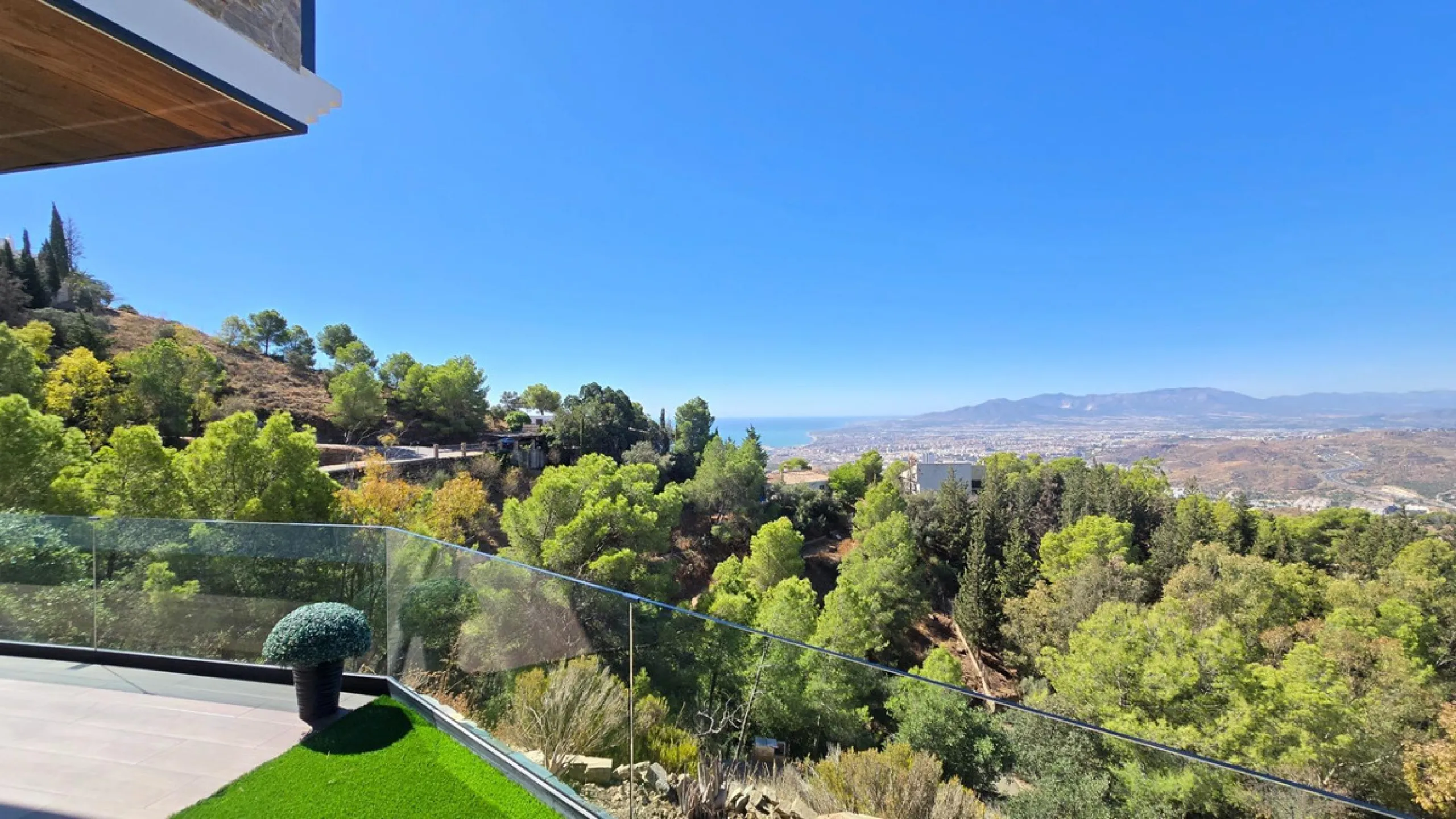 Located in a unique enclave within a protected natural reserve, this 4-bedroom villa offers the best panoramic view of Málaga, with the peace of mind knowing that nothing can ever be built around it. Just 8 minutes from the city center, it combines the be