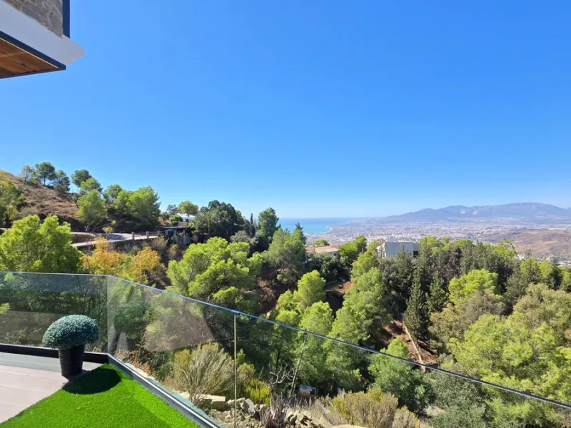 Located in a unique enclave within a protected natural reserve, this 4-bedroom villa offers the best panoramic view of Málaga, with the peace of mind knowing that nothing can ever be built around it. Just 8 minutes from the city center, it combines the be
