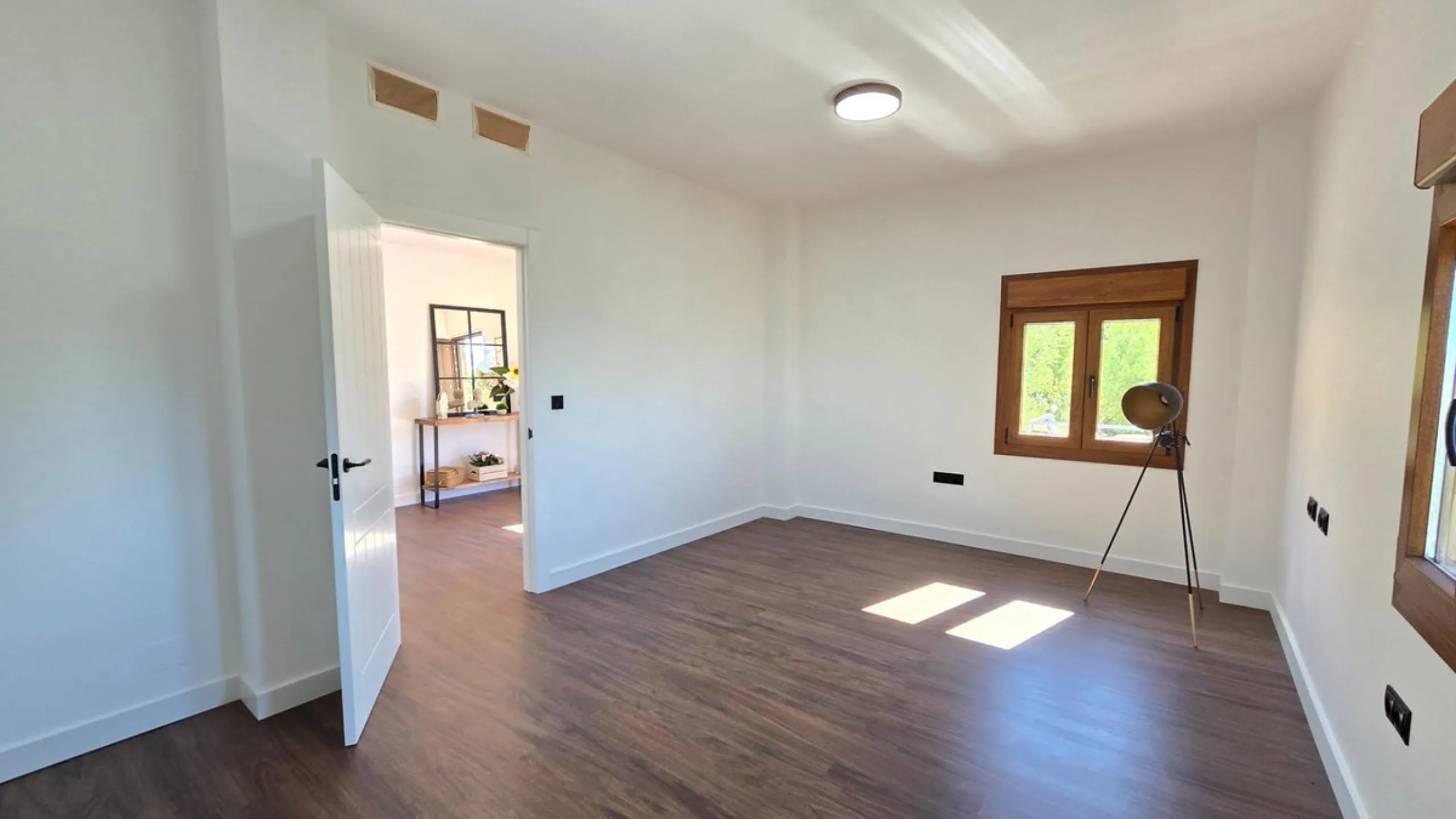 Located in a unique enclave within a protected natural reserve, this 4-bedroom villa offers the best panoramic view of Málaga, with the peace of mind knowing that nothing can ever be built around it. Just 8 minutes from the city center, it combines the be