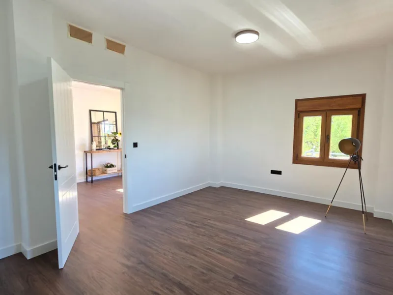 Located in a unique enclave within a protected natural reserve, this 4-bedroom villa offers the best panoramic view of Málaga, with the peace of mind knowing that nothing can ever be built around it. Just 8 minutes from the city center, it combines the be