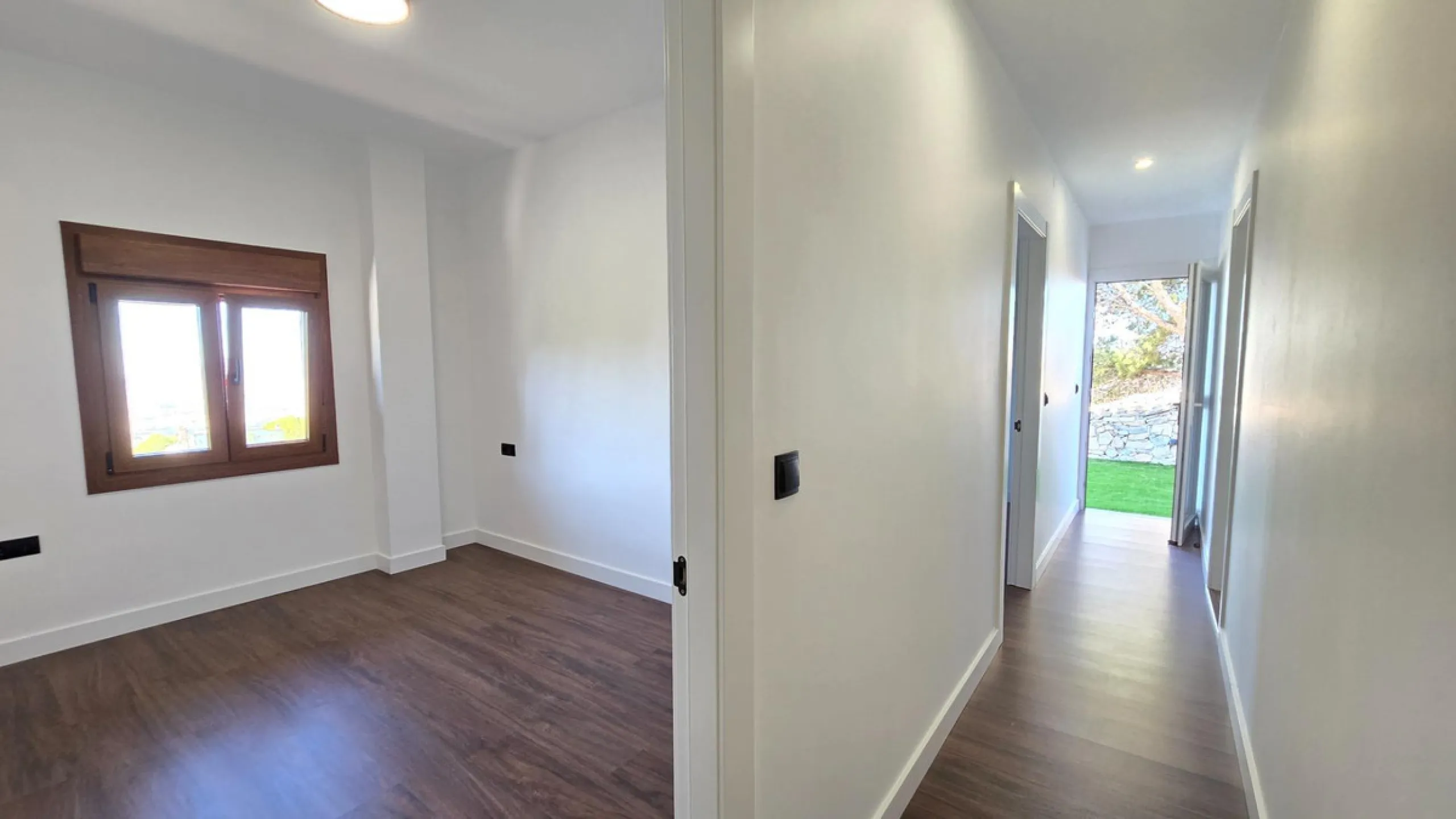 Located in a unique enclave within a protected natural reserve, this 4-bedroom villa offers the best panoramic view of Málaga, with the peace of mind knowing that nothing can ever be built around it. Just 8 minutes from the city center, it combines the be