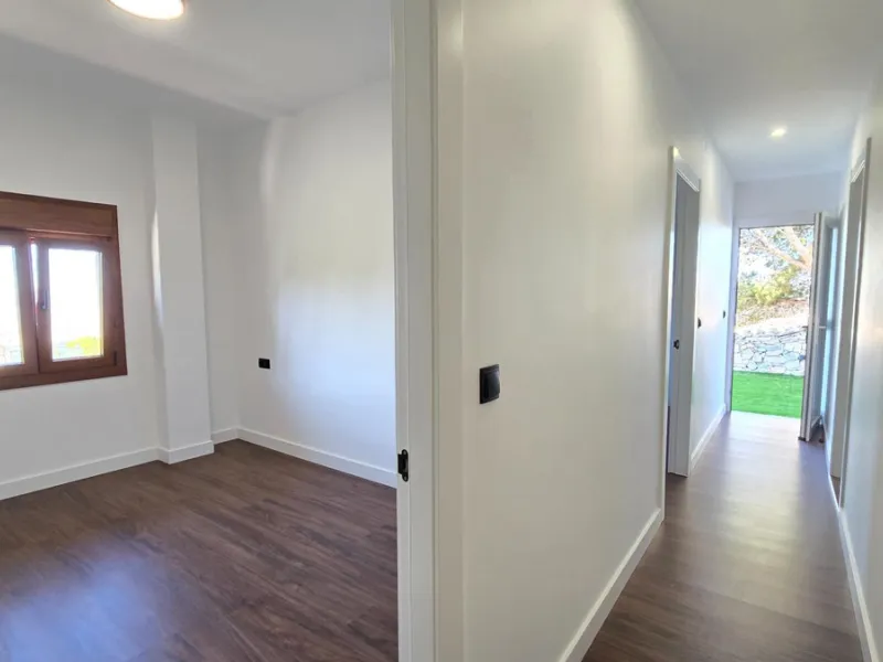 Located in a unique enclave within a protected natural reserve, this 4-bedroom villa offers the best panoramic view of Málaga, with the peace of mind knowing that nothing can ever be built around it. Just 8 minutes from the city center, it combines the be