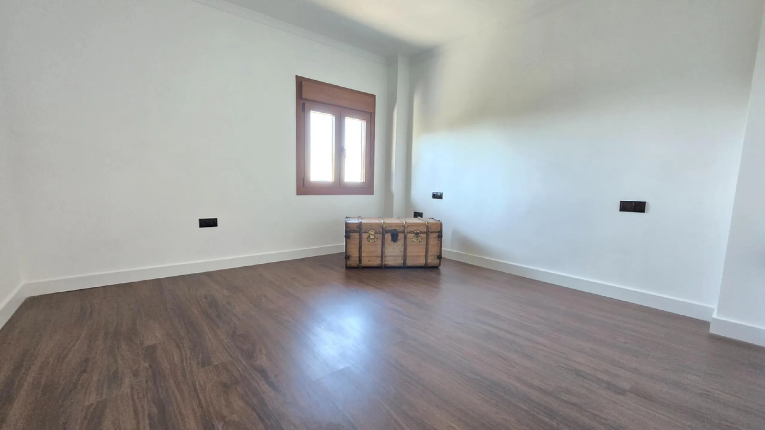 Located in a unique enclave within a protected natural reserve, this 4-bedroom villa offers the best panoramic view of Málaga, with the peace of mind knowing that nothing can ever be built around it. Just 8 minutes from the city center, it combines the be