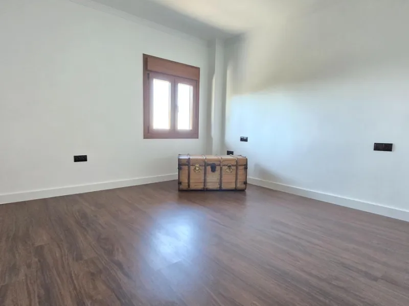 Located in a unique enclave within a protected natural reserve, this 4-bedroom villa offers the best panoramic view of Málaga, with the peace of mind knowing that nothing can ever be built around it. Just 8 minutes from the city center, it combines the be