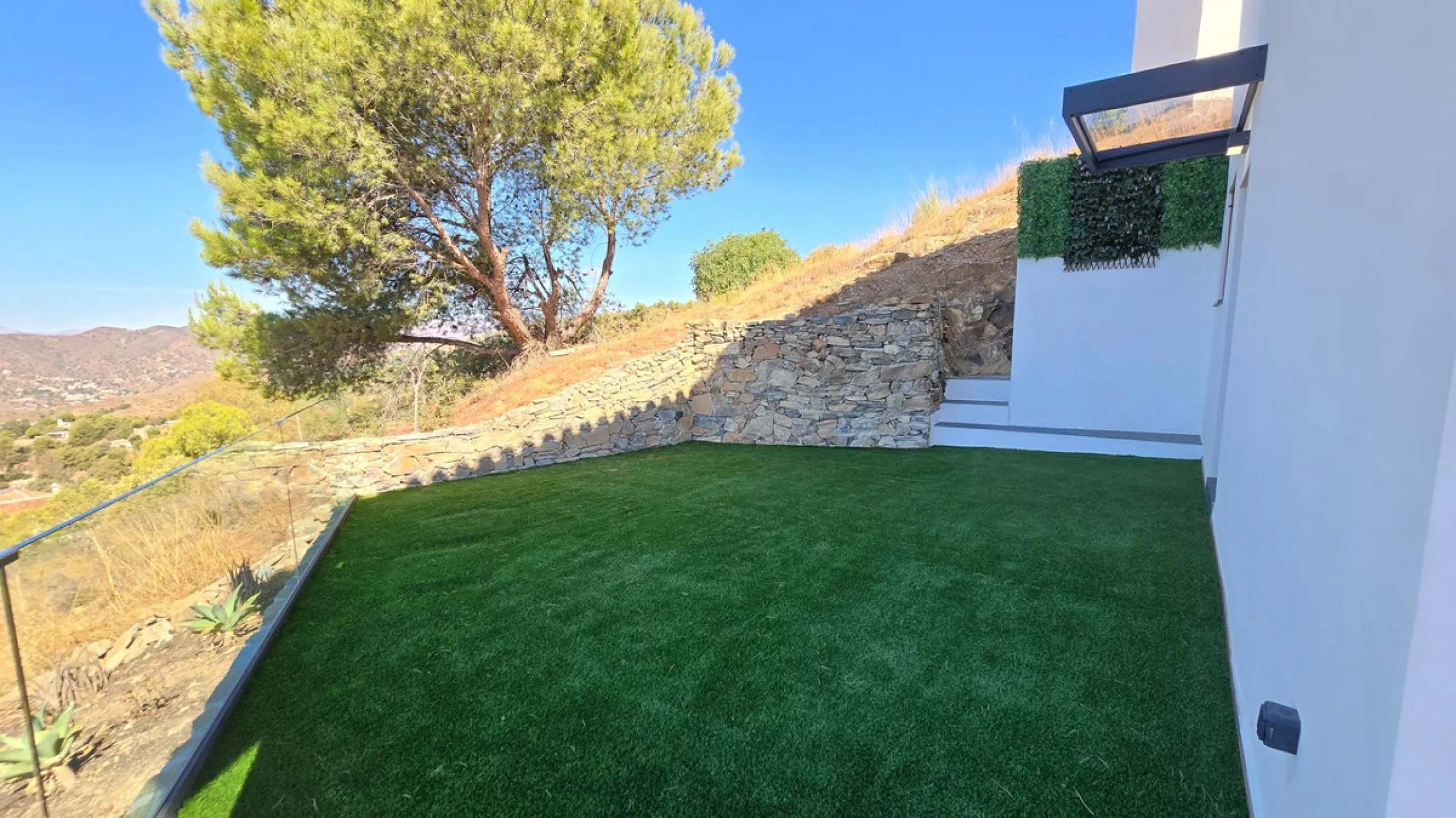 Located in a unique enclave within a protected natural reserve, this 4-bedroom villa offers the best panoramic view of Málaga, with the peace of mind knowing that nothing can ever be built around it. Just 8 minutes from the city center, it combines the be