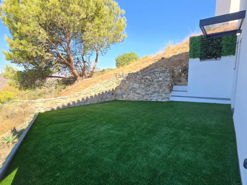 Located in a unique enclave within a protected natural reserve, this 4-bedroom villa offers the best panoramic view of Málaga, with the peace of mind knowing that nothing can ever be built around it. Just 8 minutes from the city center, it combines the be