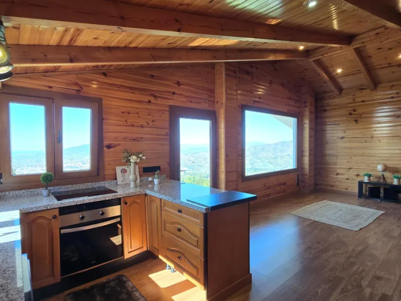 Located in a unique enclave within a protected natural reserve, this 4-bedroom villa offers the best panoramic view of Málaga, with the peace of mind knowing that nothing can ever be built around it. Just 8 minutes from the city center, it combines the be