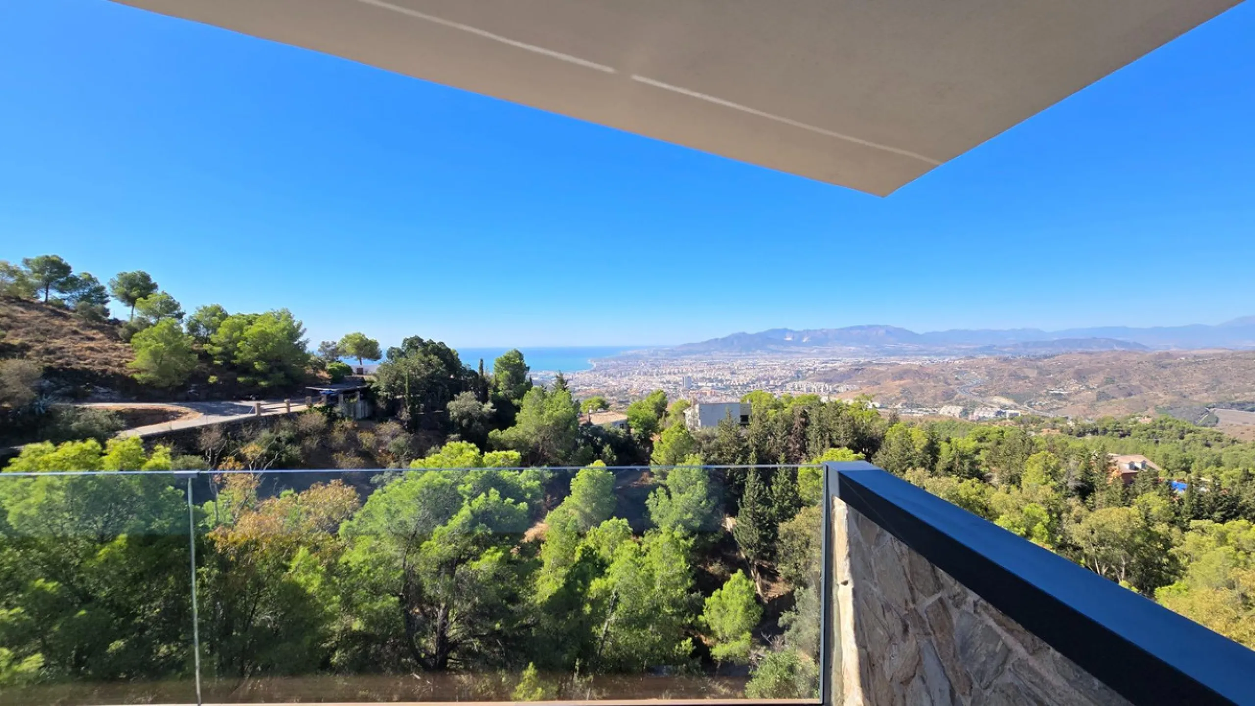 Located in a unique enclave within a protected natural reserve, this 4-bedroom villa offers the best panoramic view of Málaga, with the peace of mind knowing that nothing can ever be built around it. Just 8 minutes from the city center, it combines the be