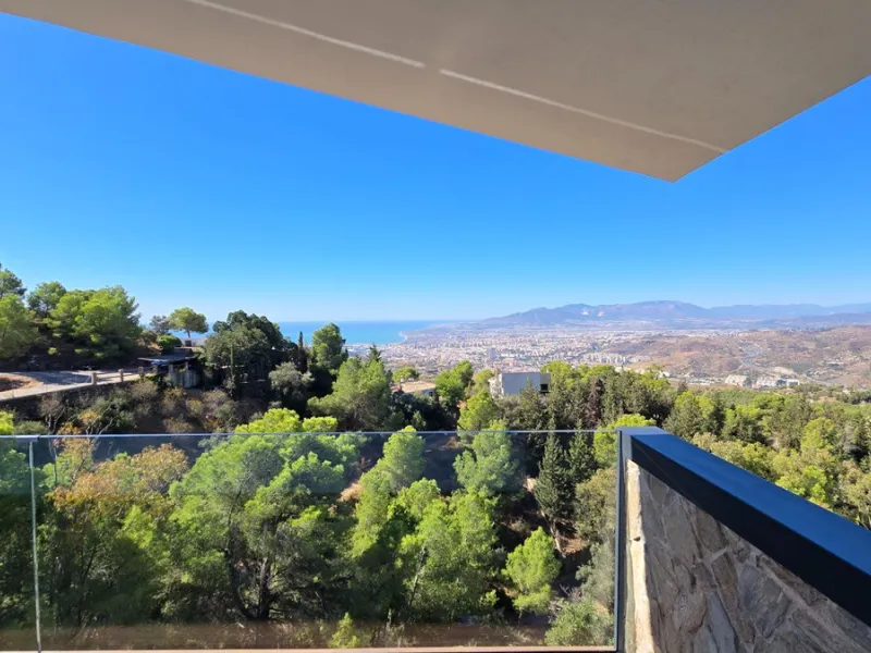 Located in a unique enclave within a protected natural reserve, this 4-bedroom villa offers the best panoramic view of Málaga, with the peace of mind knowing that nothing can ever be built around it. Just 8 minutes from the city center, it combines the be
