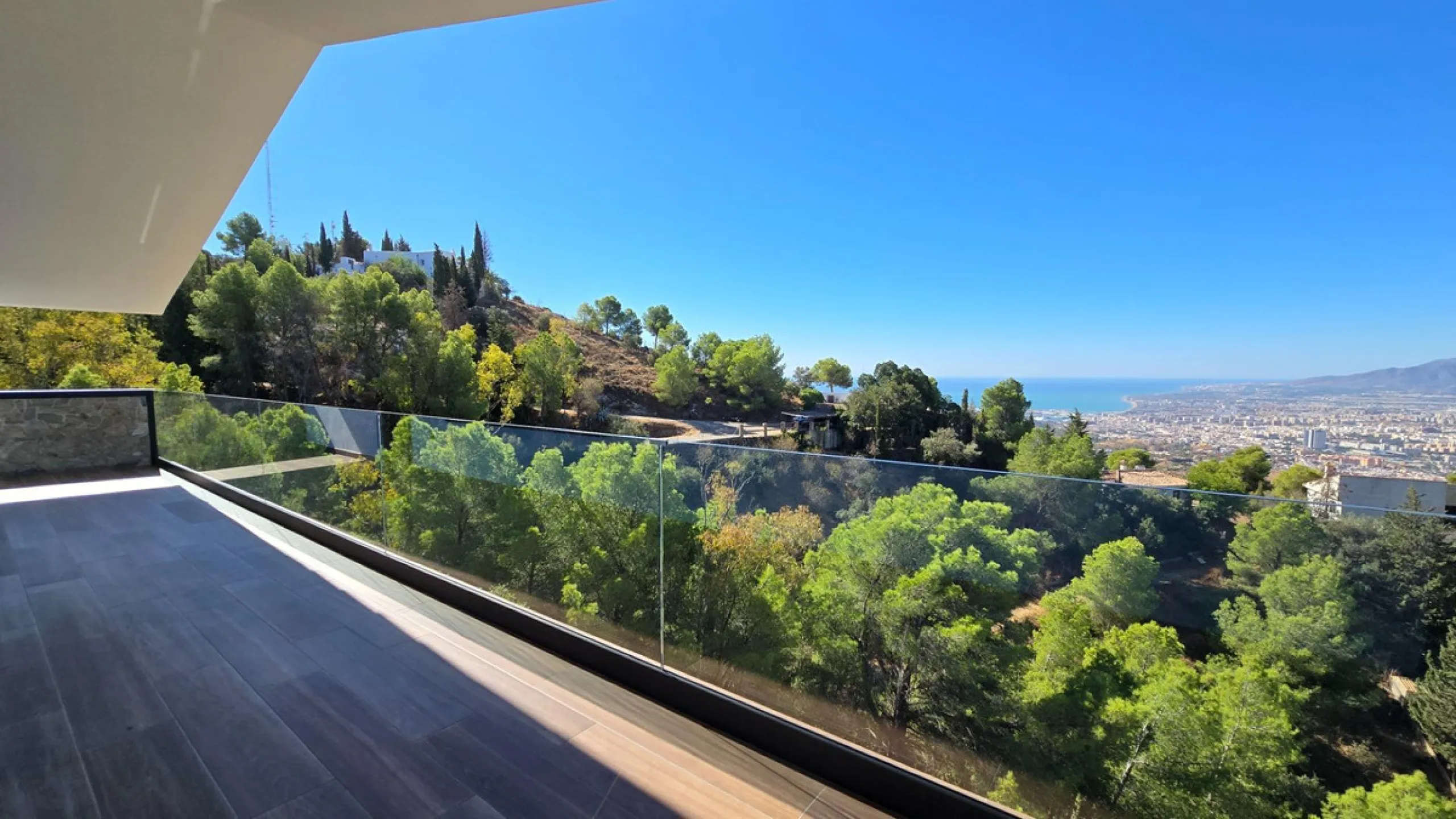 Located in a unique enclave within a protected natural reserve, this 4-bedroom villa offers the best panoramic view of Málaga, with the peace of mind knowing that nothing can ever be built around it. Just 8 minutes from the city center, it combines the be