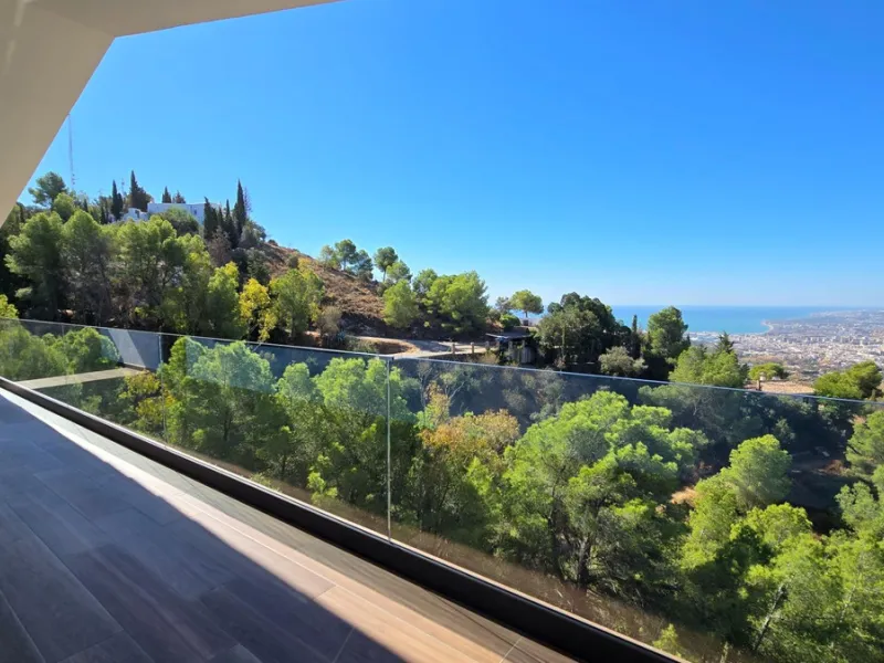 Located in a unique enclave within a protected natural reserve, this 4-bedroom villa offers the best panoramic view of Málaga, with the peace of mind knowing that nothing can ever be built around it. Just 8 minutes from the city center, it combines the be