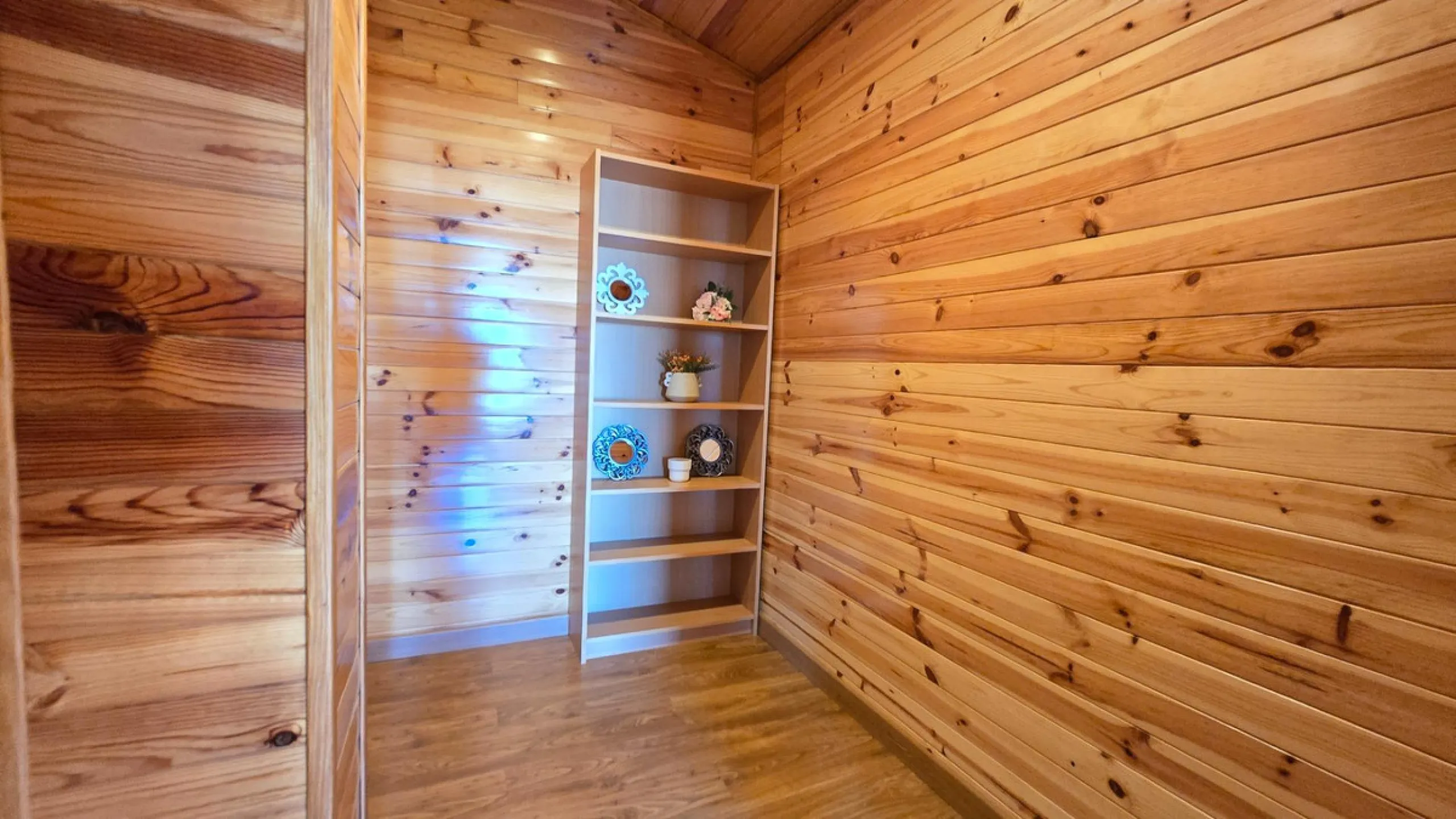 Located in a unique enclave within a protected natural reserve, this 4-bedroom villa offers the best panoramic view of Málaga, with the peace of mind knowing that nothing can ever be built around it. Just 8 minutes from the city center, it combines the be