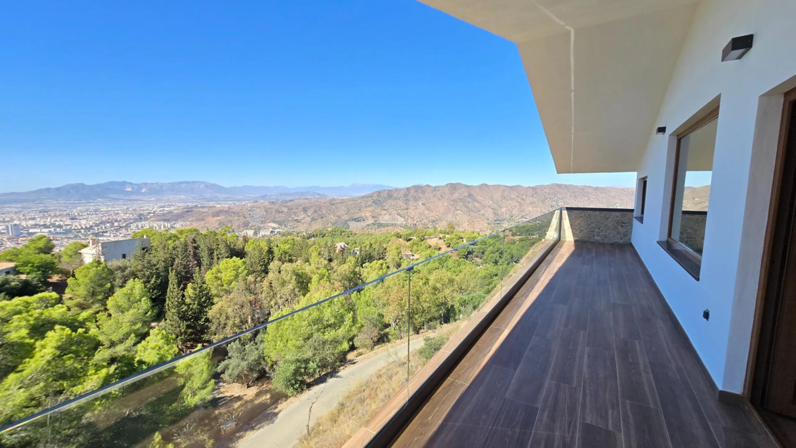 Located in a unique enclave within a protected natural reserve, this 4-bedroom villa offers the best panoramic view of Málaga, with the peace of mind knowing that nothing can ever be built around it. Just 8 minutes from the city center, it combines the be