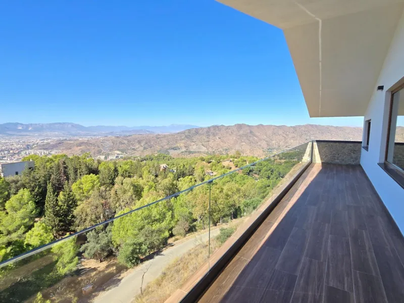 Located in a unique enclave within a protected natural reserve, this 4-bedroom villa offers the best panoramic view of Málaga, with the peace of mind knowing that nothing can ever be built around it. Just 8 minutes from the city center, it combines the be