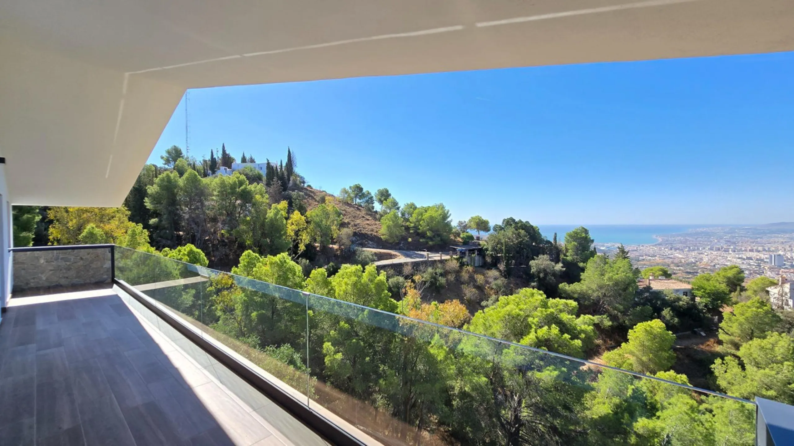 Located in a unique enclave within a protected natural reserve, this 4-bedroom villa offers the best panoramic view of Málaga, with the peace of mind knowing that nothing can ever be built around it. Just 8 minutes from the city center, it combines the be