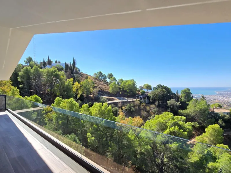 Located in a unique enclave within a protected natural reserve, this 4-bedroom villa offers the best panoramic view of Málaga, with the peace of mind knowing that nothing can ever be built around it. Just 8 minutes from the city center, it combines the be
