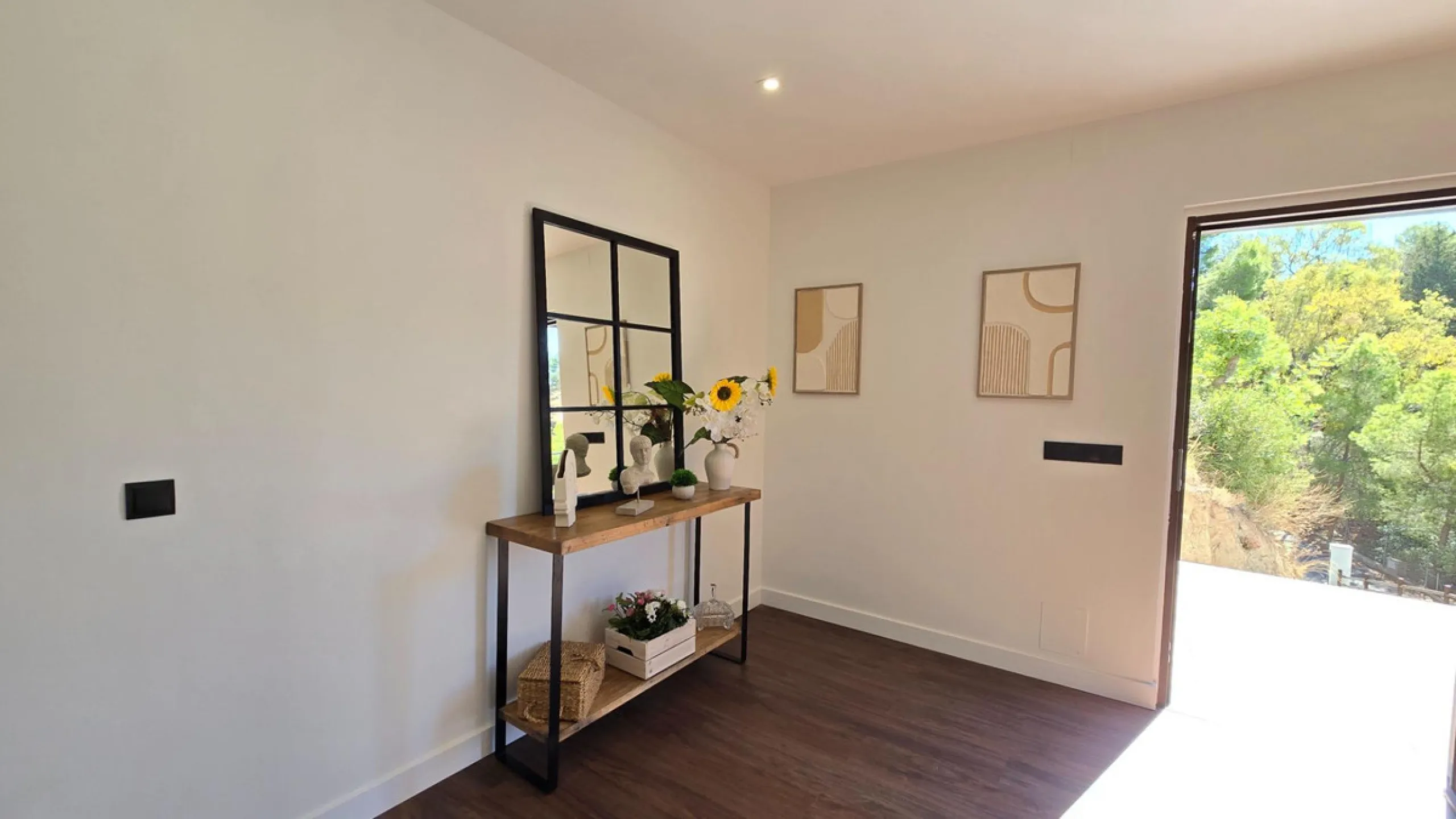 Located in a unique enclave within a protected natural reserve, this 4-bedroom villa offers the best panoramic view of Málaga, with the peace of mind knowing that nothing can ever be built around it. Just 8 minutes from the city center, it combines the be