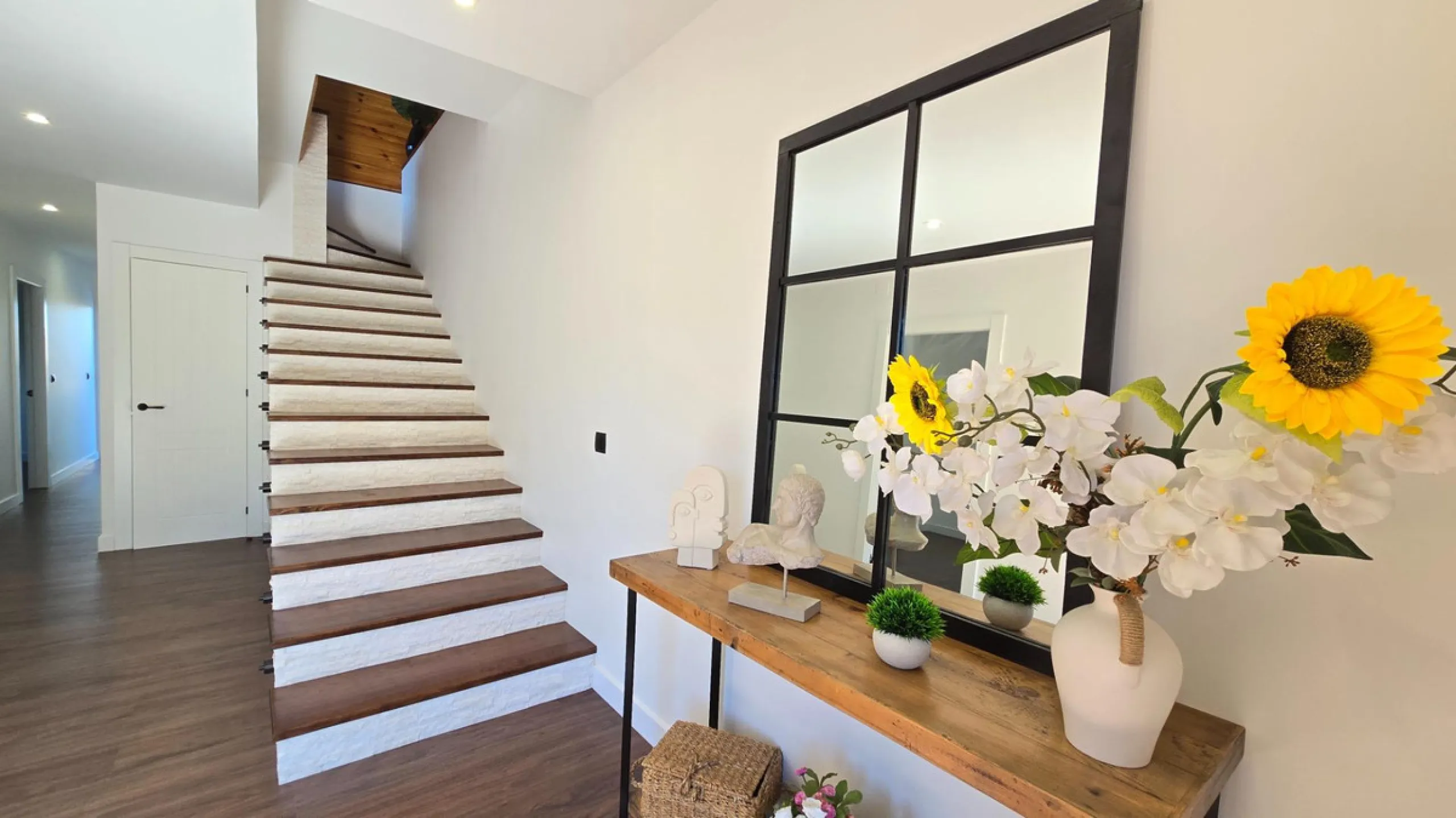 Located in a unique enclave within a protected natural reserve, this 4-bedroom villa offers the best panoramic view of Málaga, with the peace of mind knowing that nothing can ever be built around it. Just 8 minutes from the city center, it combines the be