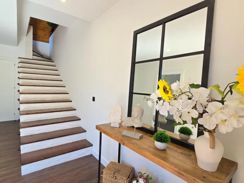 Located in a unique enclave within a protected natural reserve, this 4-bedroom villa offers the best panoramic view of Málaga, with the peace of mind knowing that nothing can ever be built around it. Just 8 minutes from the city center, it combines the be