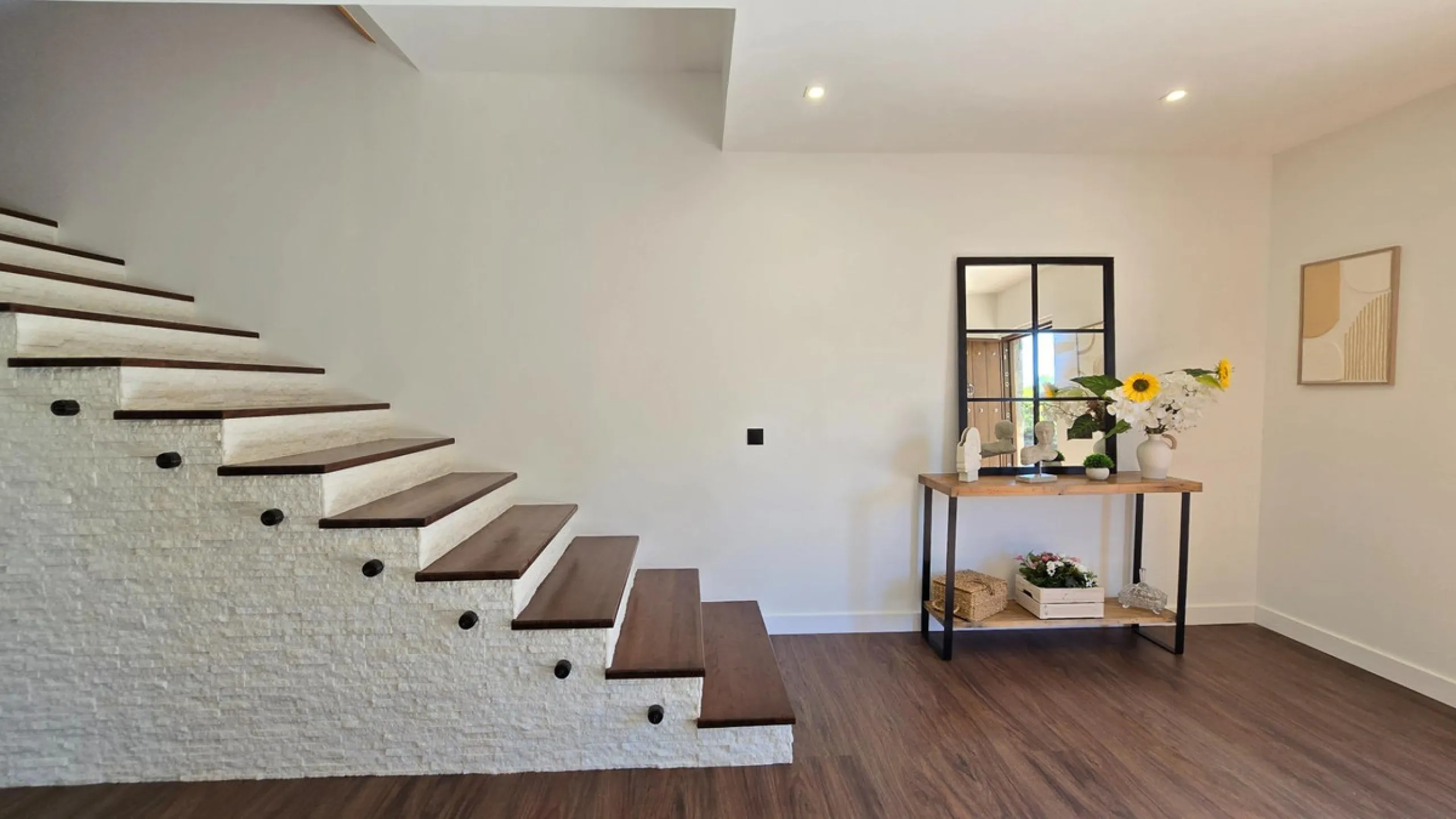 Located in a unique enclave within a protected natural reserve, this 4-bedroom villa offers the best panoramic view of Málaga, with the peace of mind knowing that nothing can ever be built around it. Just 8 minutes from the city center, it combines the be