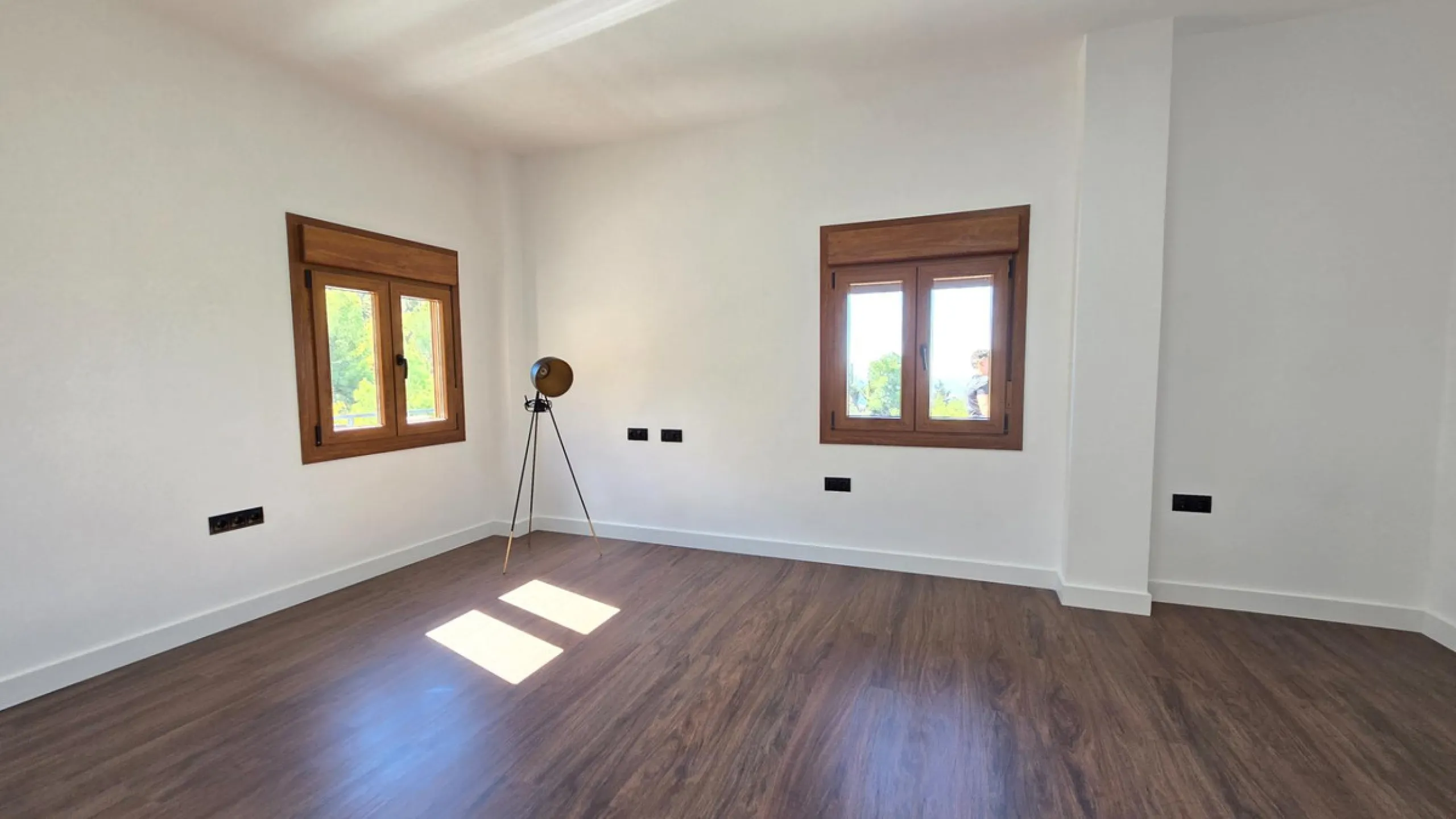 Located in a unique enclave within a protected natural reserve, this 4-bedroom villa offers the best panoramic view of Málaga, with the peace of mind knowing that nothing can ever be built around it. Just 8 minutes from the city center, it combines the be