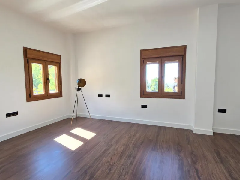 Located in a unique enclave within a protected natural reserve, this 4-bedroom villa offers the best panoramic view of Málaga, with the peace of mind knowing that nothing can ever be built around it. Just 8 minutes from the city center, it combines the be