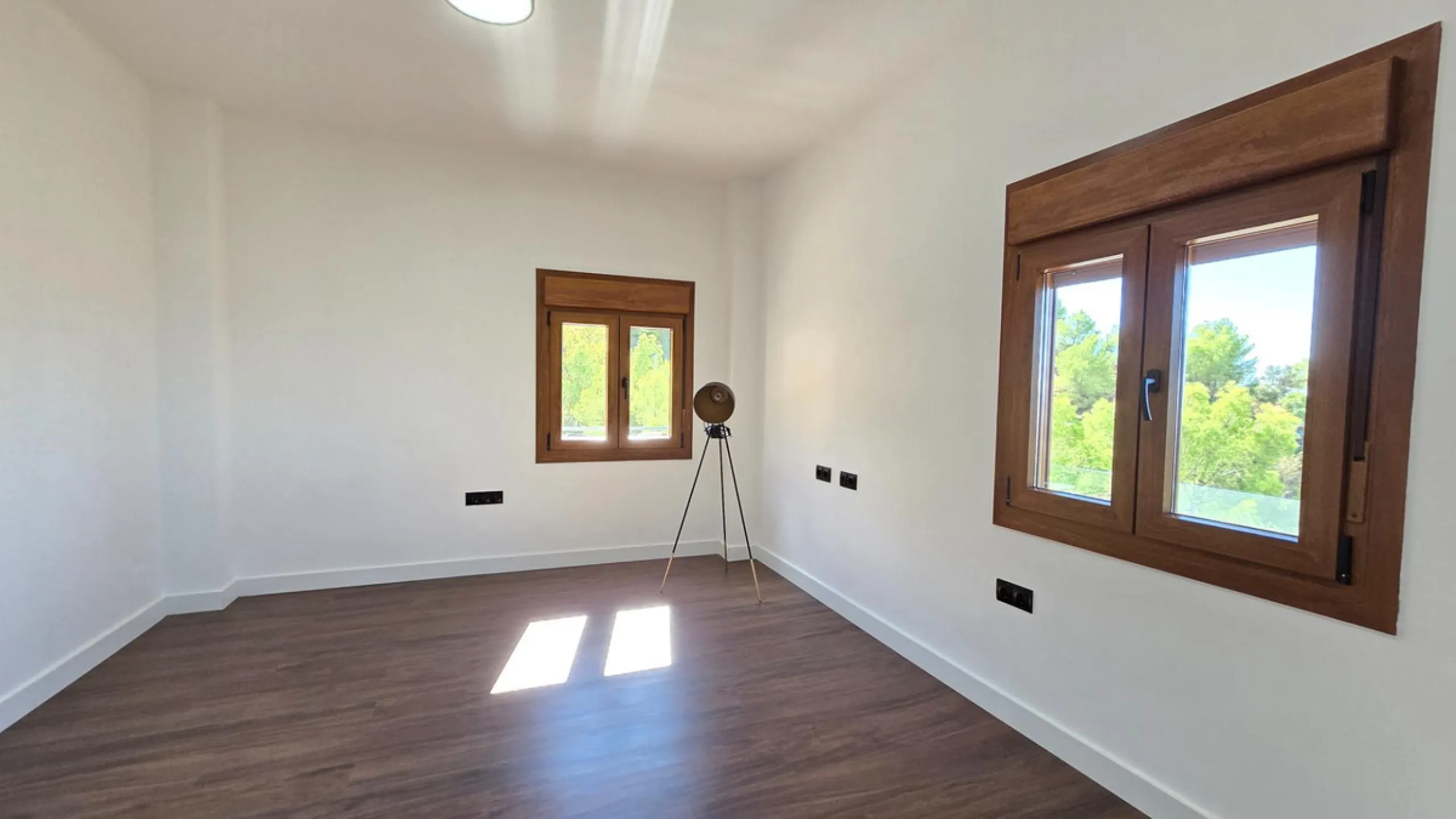 Located in a unique enclave within a protected natural reserve, this 4-bedroom villa offers the best panoramic view of Málaga, with the peace of mind knowing that nothing can ever be built around it. Just 8 minutes from the city center, it combines the be